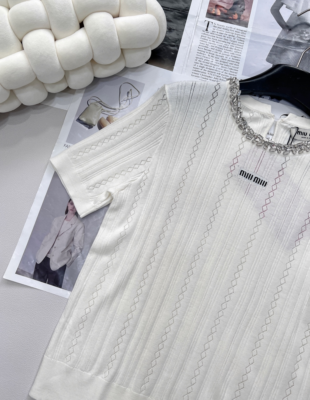 🆕Miu Miu 新款领口手工订钻针织短袖，把“贵气精致”焊在身上。 还没被 Miu Miu 这件针织短