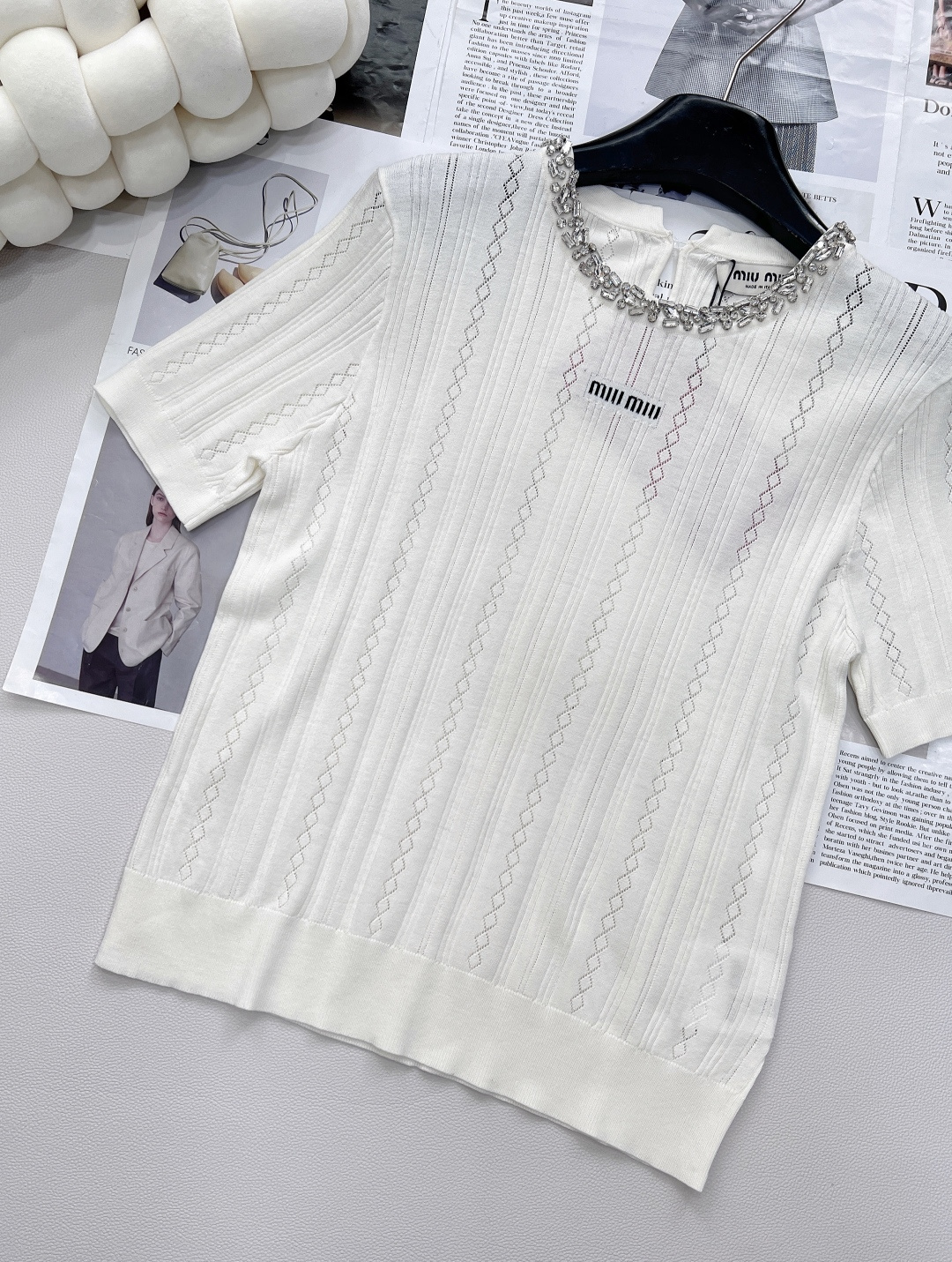 🆕Miu Miu 新款领口手工订钻针织短袖，把“贵气精致”焊在身上。 还没被 Miu Miu 这件针织短