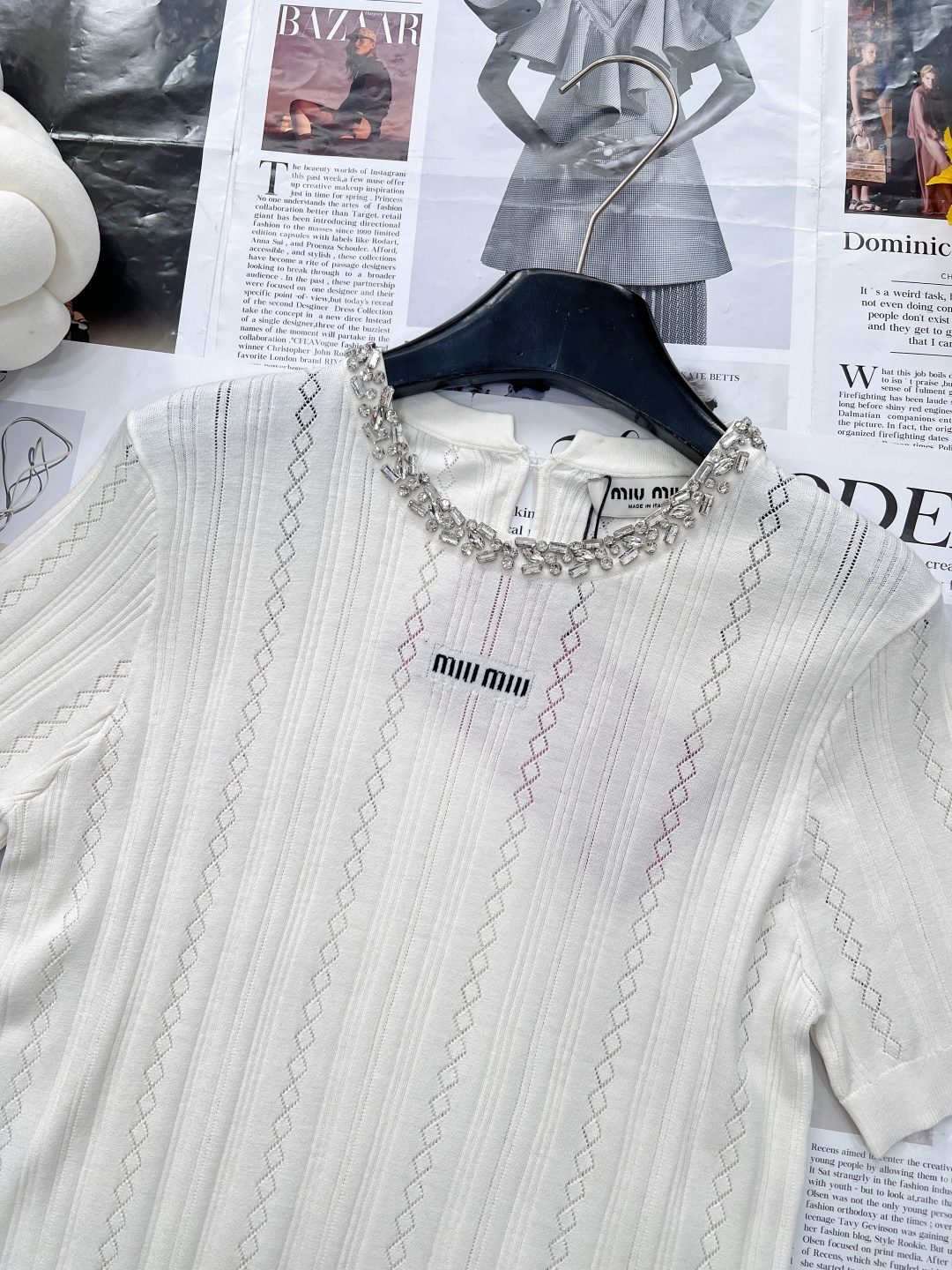 🆕Miu Miu 新款领口手工订钻针织短袖，把“贵气精致”焊在身上。 还没被 Miu Miu 这件针织短