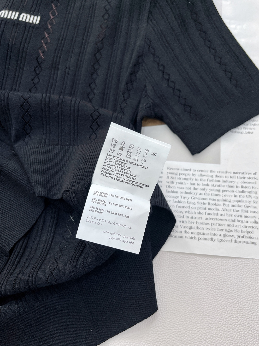 🆕Miu Miu 新款领口手工订钻针织短袖，把“贵气精致”焊在身上。 还没被 Miu Miu 这件针织短