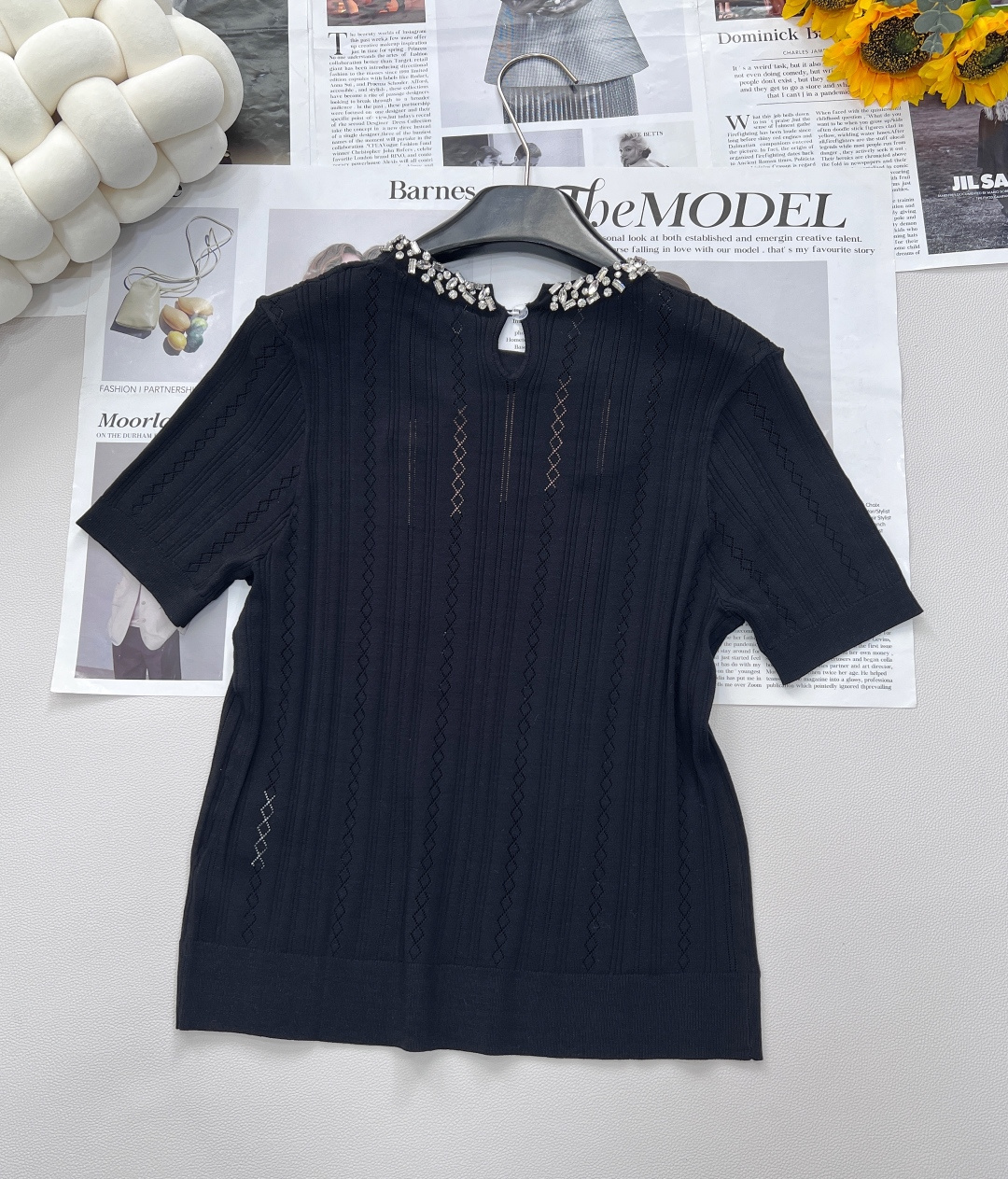 🆕Miu Miu 新款领口手工订钻针织短袖，把“贵气精致”焊在身上。 还没被 Miu Miu 这件针织短