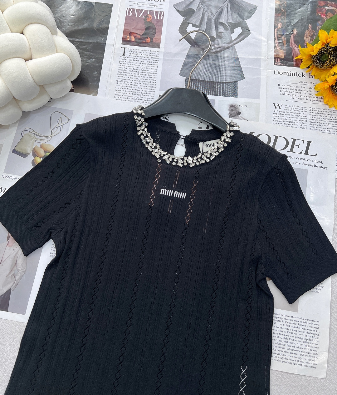🆕Miu Miu 新款领口手工订钻针织短袖，把“贵气精致”焊在身上。 还没被 Miu Miu 这件针织短