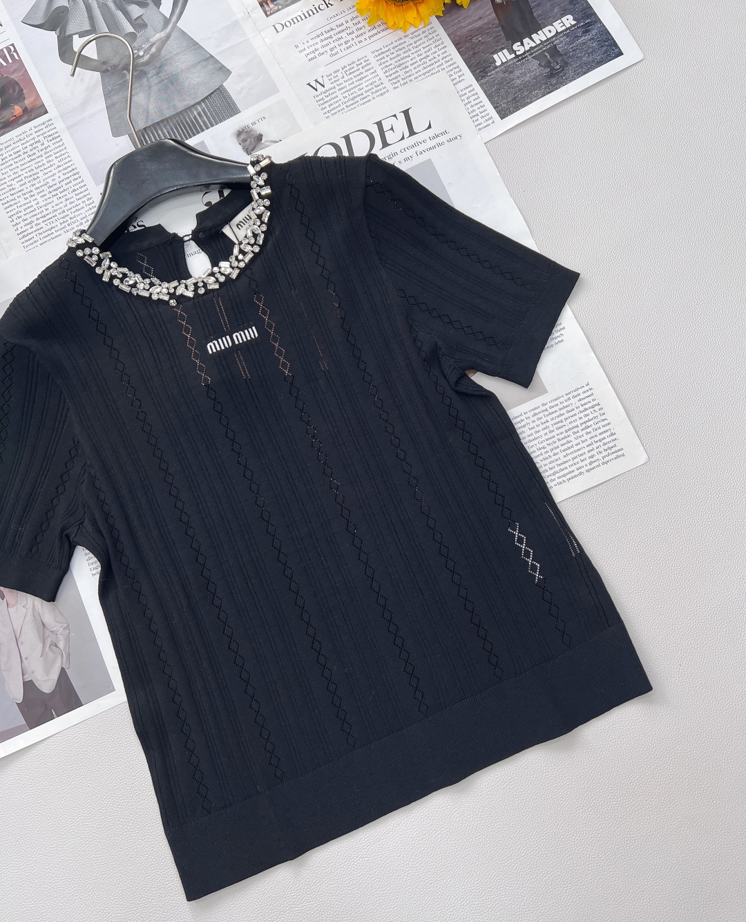 🆕Miu Miu 新款领口手工订钻针织短袖，把“贵气精致”焊在身上。 还没被 Miu Miu 这件针织短