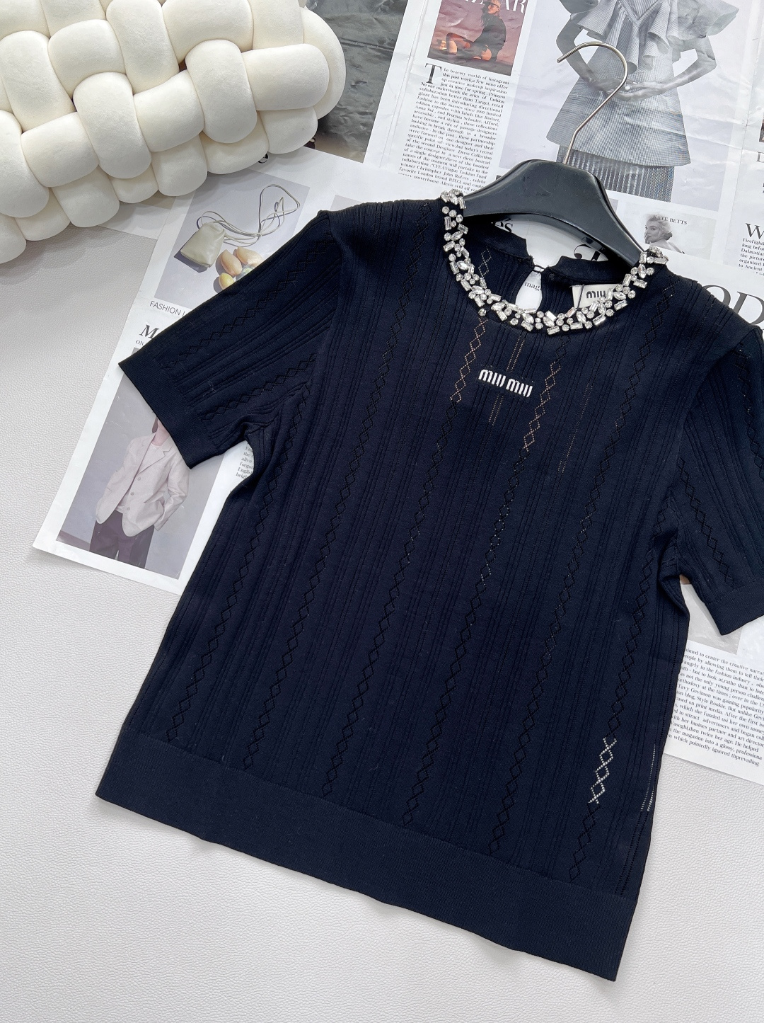 🆕Miu Miu 新款领口手工订钻针织短袖，把“贵气精致”焊在身上。 还没被 Miu Miu 这件针织短