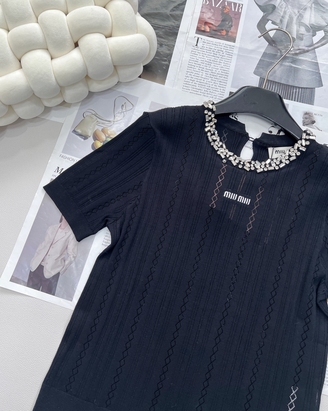 🆕Miu Miu 新款领口手工订钻针织短袖，把“贵气精致”焊在身上。 还没被 Miu Miu 这件针织短