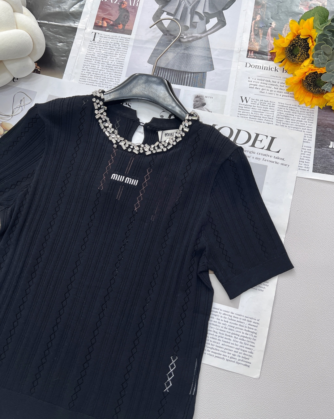 🆕Miu Miu 新款领口手工订钻针织短袖，把“贵气精致”焊在身上。 还没被 Miu Miu 这件针织短