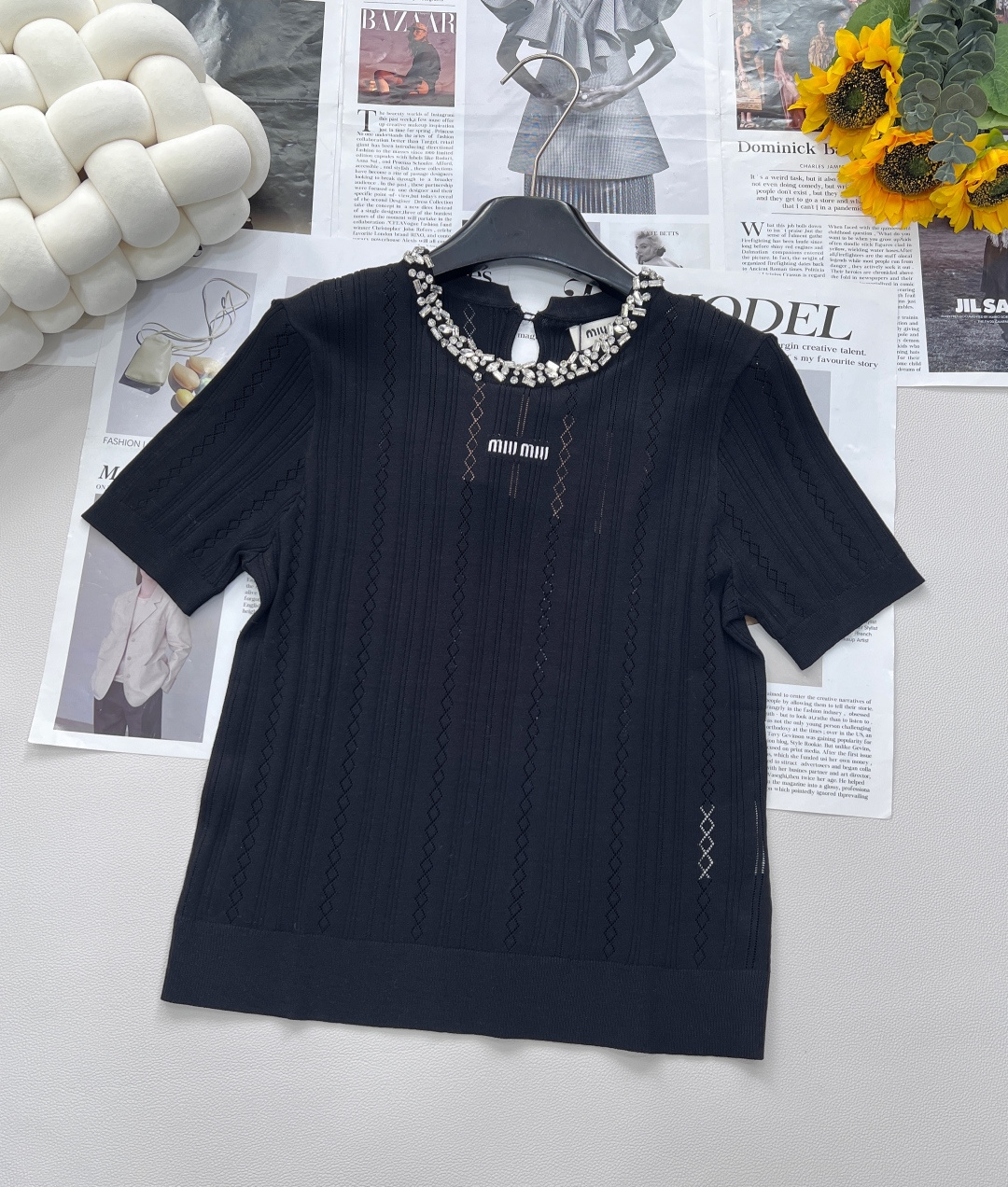 NO:418466,Miu Miu's new neckline hand-ordered knitted short sleeves, welding the 'noble and exquisite' to the body. It has not been grasped by Miu Miu's knitted short sleeves. The hand-ordered diamond on the neckline is like wearing the Galaxy on the body. Each diamond exudes the exquisite feeling of 'I'm very expensive'. The knitted fabric is soft and has muscles and bones. It is close to the body and is super skin-friendly~ The front shoulder design hides the flesh and makes it look slim. The small letter embroidery fills the playful feeling of Miu. The black and white two-color comes with 'advanced filters'. Whoever wears it knows the correct way to open 'exquisite and noble'!  Two colors are outstanding, three standards are complete!  Size sml code, miumiu, T-shirt, alexander wang19860909Miu Miu 新款领口手工订钻针织短袖,把“贵气精致”焊在身上. 还没被 Miu Miu 这件针织短袖拿捏 领口手工订钻像把银河戴在身上 每颗钻都透着“老娘很贵”的精致感,针织面料软乎乎又藏着筋骨,贴身不扎超亲肤～ 正肩设计藏肉显瘦,小字母刺绣把 Miu 系俏皮感拉满 黑白双色自带“高级滤镜”,谁穿谁懂“精致贵气”的正确打开方式！两色出,三标齐全！ 尺码sml 编码,,miumiu,T-shirt,alexander wang,Women's clothing