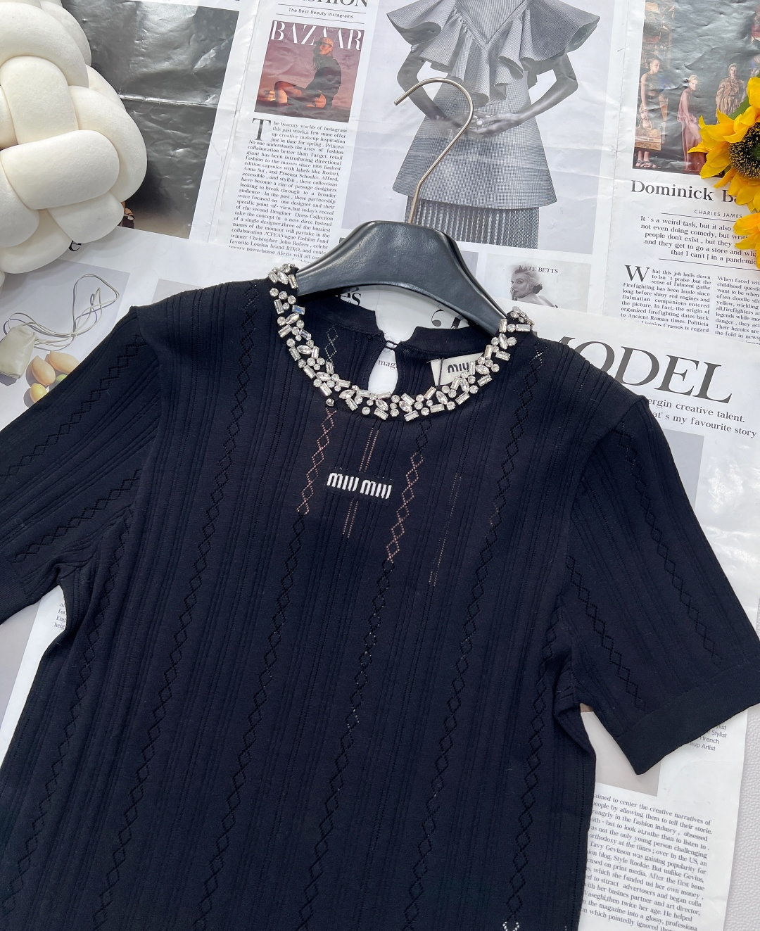 🆕Miu Miu 新款领口手工订钻针织短袖，把“贵气精致”焊在身上。 还没被 Miu Miu 这件针织短