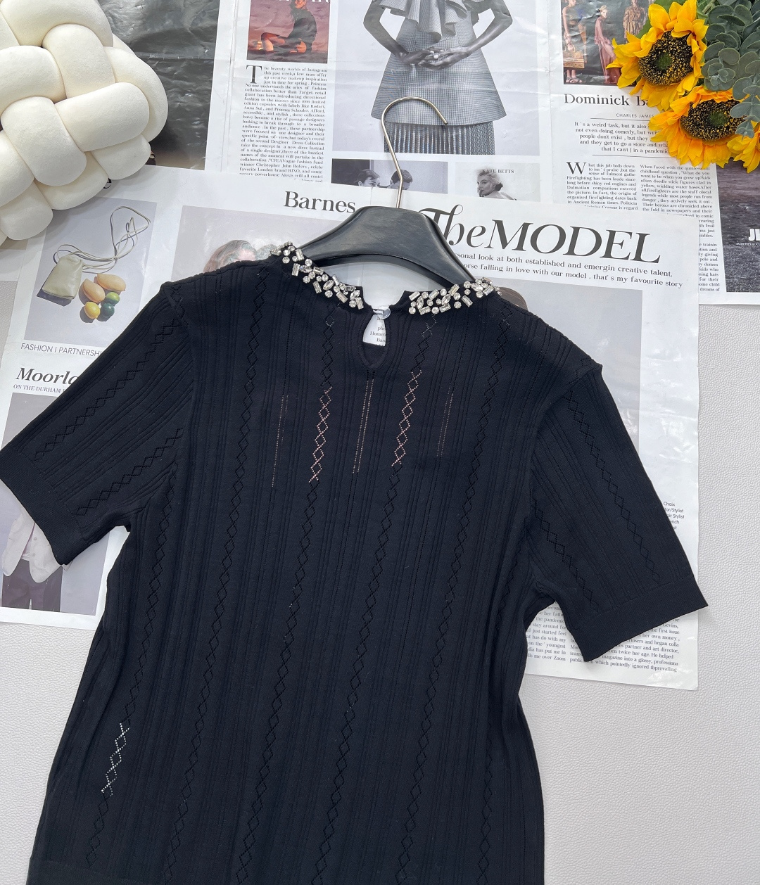 🆕Miu Miu 新款领口手工订钻针织短袖，把“贵气精致”焊在身上。 还没被 Miu Miu 这件针织短