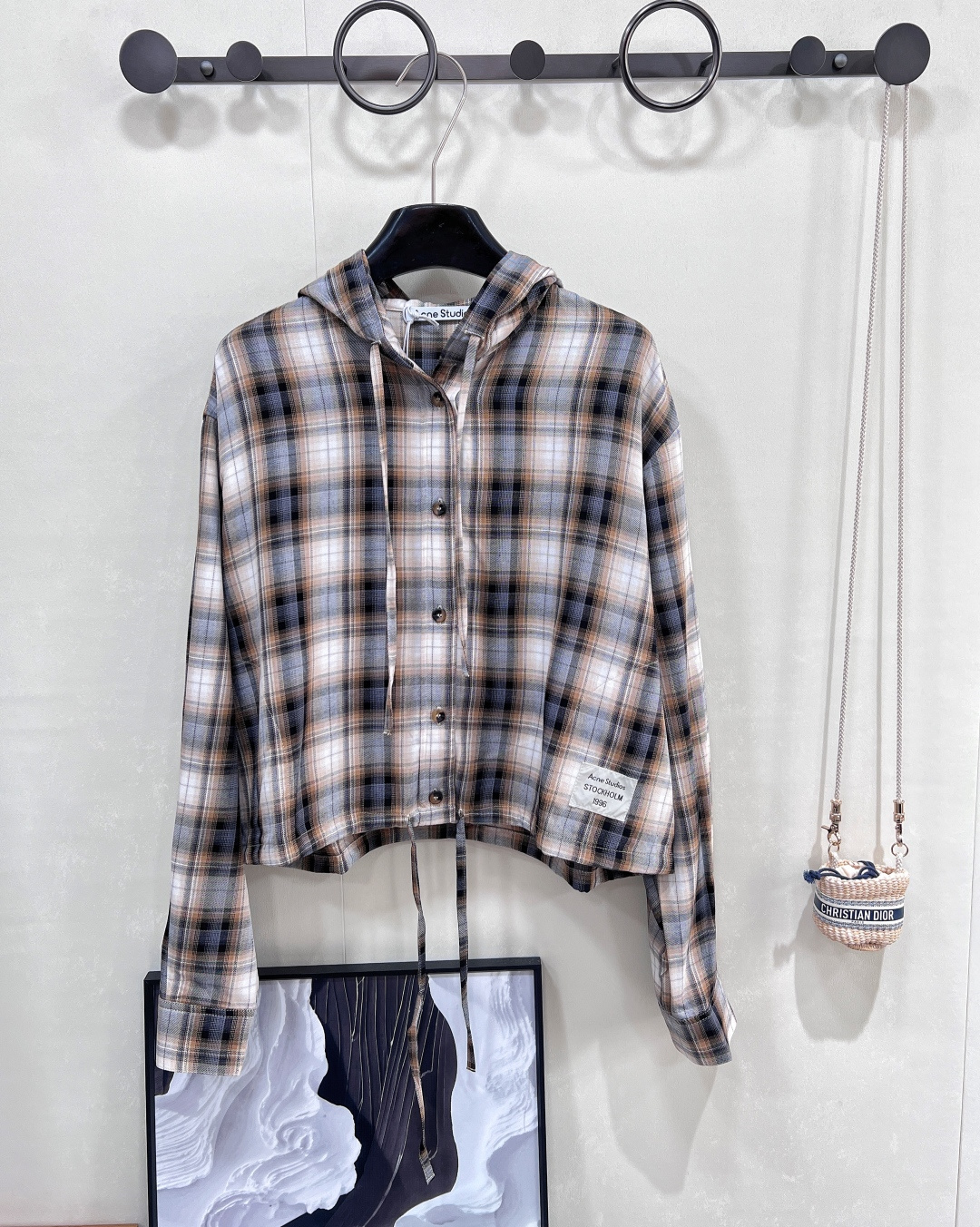 NO:418480,Acne studios25Ss Spring and Summer New Model 1996 Checked Hooded Grid Shirt is coming Exclusive original board development, high-end version!  Hood + plaid, retro and fashionable, short cuts are crazy about lengthening the body proportions, which are super friendly to girls of all body shapes. They are both outstanding in single wear and mixing, and the daily film production rate is directly full. The fabric comfort is very high. This issue will definitely be the king. Close your eyes and don’t step on the thunder!  Large-scale size sml code, acne studios,dior,shirts,hats,alexander wang19860909Acne studios25Ss 春夏新款 1996格纹连帽格绳衬衫来袭 独家原板开发,高版本！ 连帽+格纹,复古又时髦,短款剪裁疯狂拉长身材比例,对各种身材女孩都超友好 单穿、混搭都出彩,日常出片率直接拉满 面料舒适度爆表,~本期必入王炸,闭眼冲不踩雷三标齐全！大货出 尺码sml 编码,,acne studios,dior,shirts,hats,alexander wang,Women's clothing