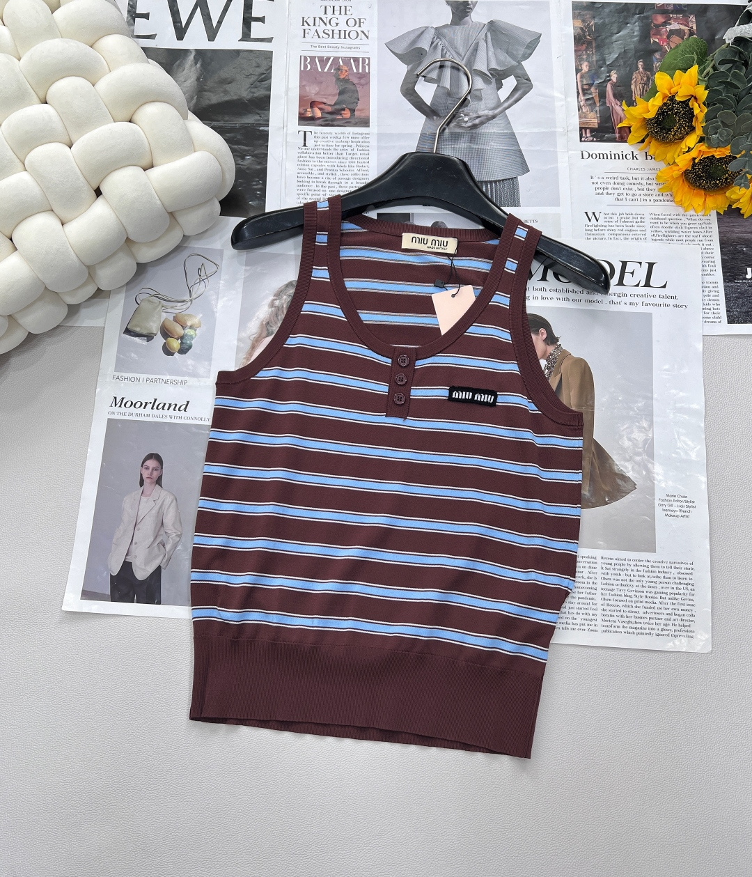 NO:418494,Miumiu's new spring and summer new letter logo patch knitted vest. Simple style, exquisite style, front style with wide shoulder straps and large U-neck style ~ more comfortable and casual, and sloping shoulders can also modify the shoulder shape well!  The three-pin buckles on the neckline bring the right finishing touch. The small and loose style does not pick on the figure, taking into account the beauty of lines and comfort. The contrasting colors slightly close the hem, and the upper body shape shows a three-dimensional outline~ The horizontal texture stripes are three-dimensional and beautiful!  Especially when making the right strips, the process is more complicated to work with heavy industry~ The stripes are contrasting in color, long-lasting and practical, and the combination is great~ The two colors are excellent. Size sml code, miumiu, alexander wang19860909miumiu新款春夏新款字母徽标贴片套头针织背心 简单的款式,讲究的版型,前幅是宽肩带大U领的款式 ～ 更舒适随性,溜肩也能很好的修饰肩型 ！ 领口三粒扣点缀,带来恰到好处的点睛之笔 小有松量的版型,不挑身材,兼顾线条美与舒适感 撞色微收衣摆,上身的造型莄显立体的轮廓感~ 横向肌理条纹,立体好看！特别是做对条,工艺更为重工繁琐~ 条纹撞色,经久实穿,巨好搭配~两色出 尺码sml 编码,,miumiu,alexander wang,Women's clothing