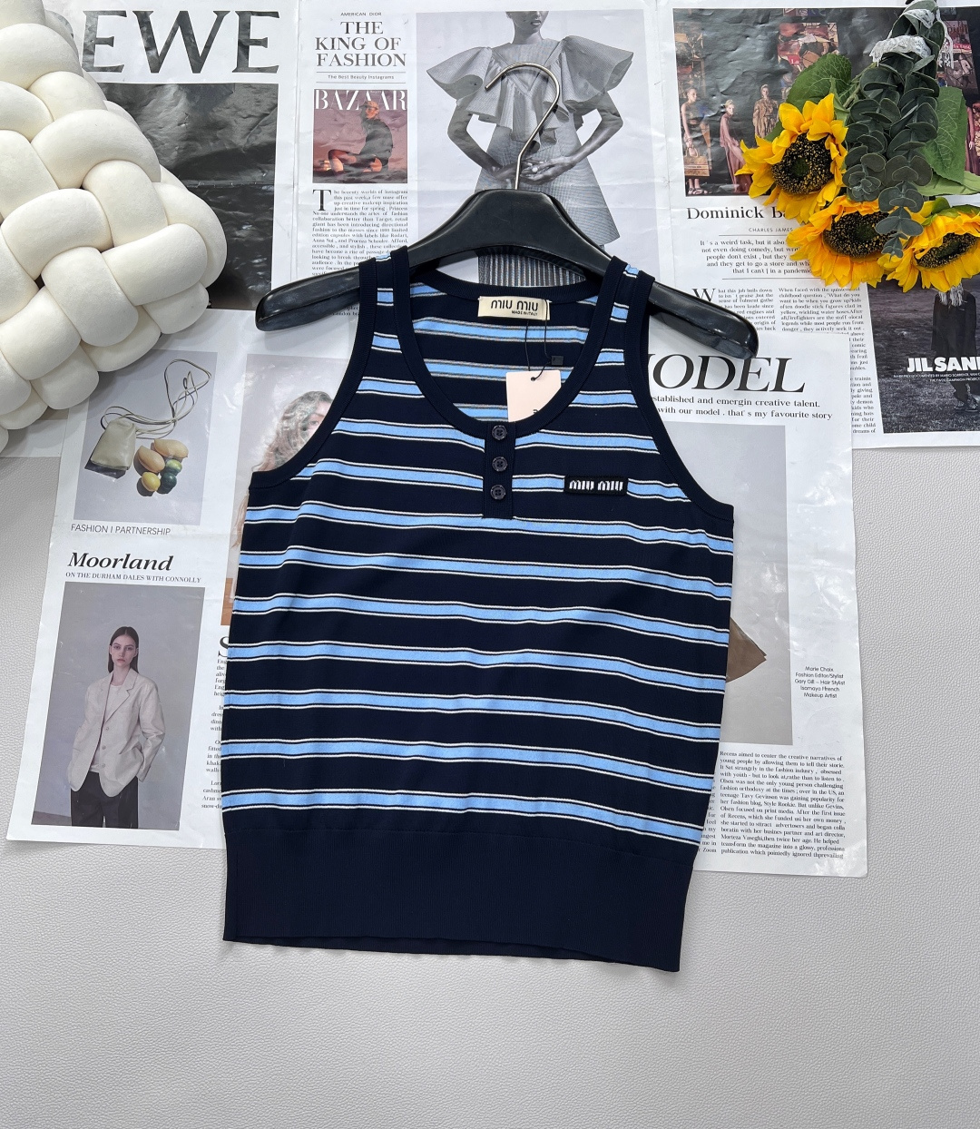 NO:418438,Miumiu's new spring and summer new letter logo patch knitted vest. Simple style, exquisite style, front style with wide shoulder straps and large U-neck style ~ more comfortable and casual, and sloping shoulders can also modify the shoulder shape well!  The three-pin buckles on the neckline bring the right finishing touch. The small and loose style does not pick on the figure, taking into account the beauty of lines and comfort. The contrasting colors slightly close the hem, and the upper body shape shows a three-dimensional outline~ The horizontal texture stripes are three-dimensional and beautiful!  Especially when making the right strips, the process is more complicated to work with heavy industry~ The stripes are contrasting in color, long-lasting and practical, and the combination is great~ The two colors are excellent. Size sml code, miumiu, alexander wang19860909miumiu新款春夏新款字母徽标贴片套头针织背心 简单的款式,讲究的版型,前幅是宽肩带大U领的款式 ～ 更舒适随性,溜肩也能很好的修饰肩型 ！ 领口三粒扣点缀,带来恰到好处的点睛之笔 小有松量的版型,不挑身材,兼顾线条美与舒适感 撞色微收衣摆,上身的造型莄显立体的轮廓感~ 横向肌理条纹,立体好看！特别是做对条,工艺更为重工繁琐~ 条纹撞色,经久实穿,巨好搭配~两色出 尺码sml 编码,,miumiu,alexander wang,Women's clothing