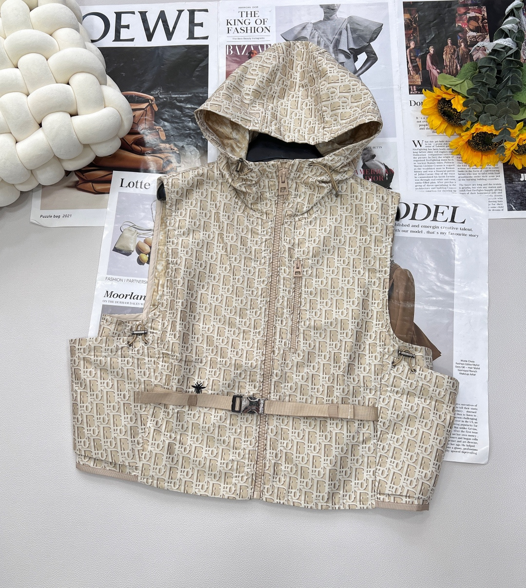 NO:420022,Dior25Ss early spring new vest, high-end production!  This hooded jacket is decorated with gold Oblique jacquard, which is back to the classic pattern YB customized gold taffeta jacquard fabric launched by D*or in 1967. The right pocket is decorated with bee embroidery and makes it look more exquisite. The most important thing is to do the right flower design, the workmanship cost is double that of the ordinary jacket. The texture is really invincible. The three standards are complete and two colors are available in stock. Size sml code, dior, jackets & coats, jackets & coats, hats, alexander wang19860909Dior25Ss早春新款马甲,高版出品！ 这款连帽夹克饰以金色 Oblique 提花,回溯 D*or 于 1967 年推出的经典图案YB 定制的金色塔夫绸科技提花面料 并且右侧口袋部位饰以小蜜蜂刺绣更显精致超级超级重工最最最关键的是 要做对花设计,做工成本是普通外套双倍 质感真的无敌了 三标齐全两色现货出 尺码sml 编码,,dior,jackets & coats,jackets & coats,hats,alexander wang,Women's clothing