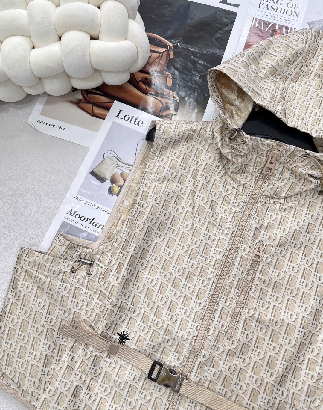 🆕Dior25Ss早春新款马甲，高版出品！ 这款连帽夹克饰以金色 Oblique 提花，回溯 D*or 