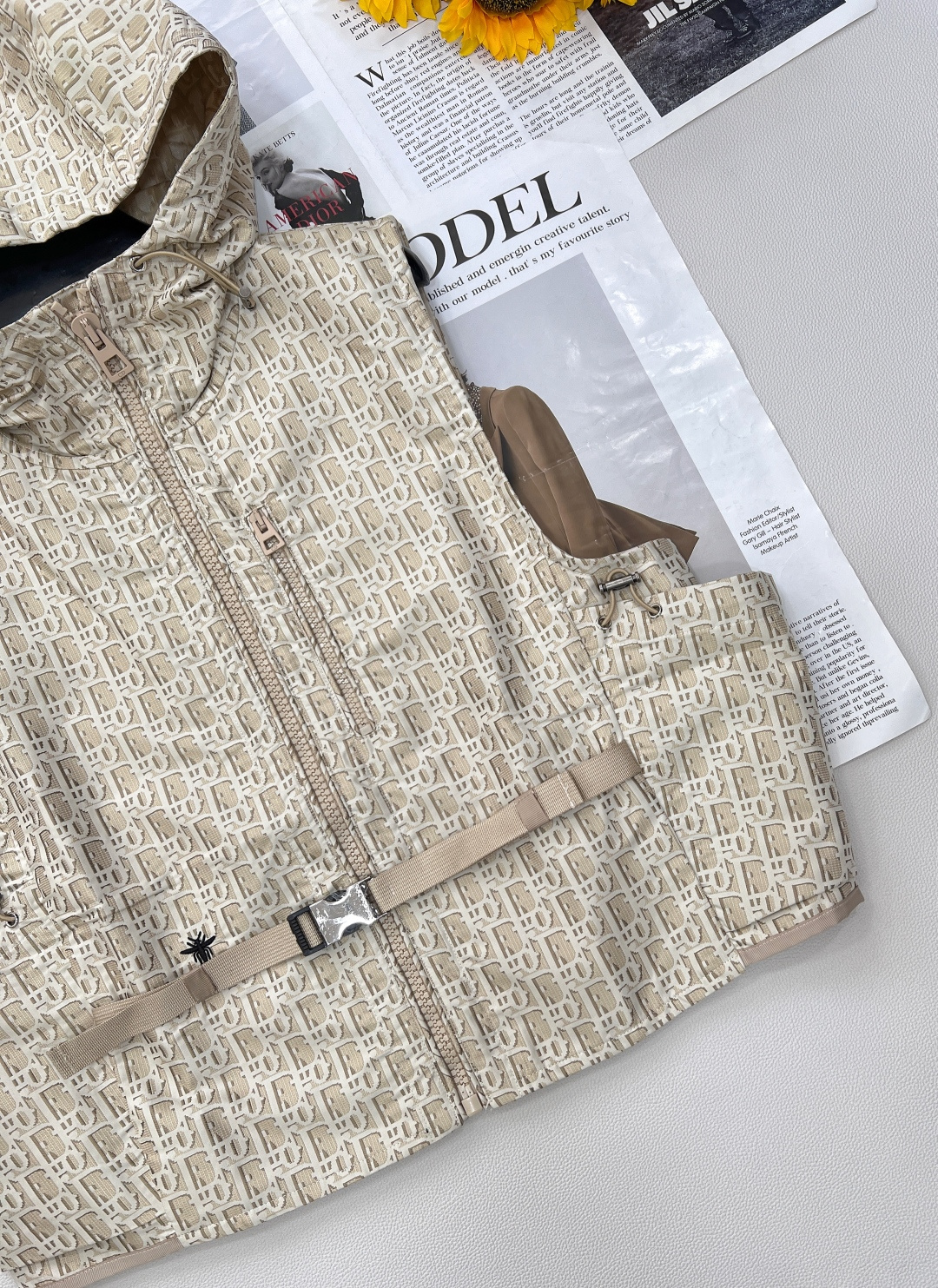 🆕Dior25Ss早春新款马甲，高版出品！ 这款连帽夹克饰以金色 Oblique 提花，回溯 D*or 