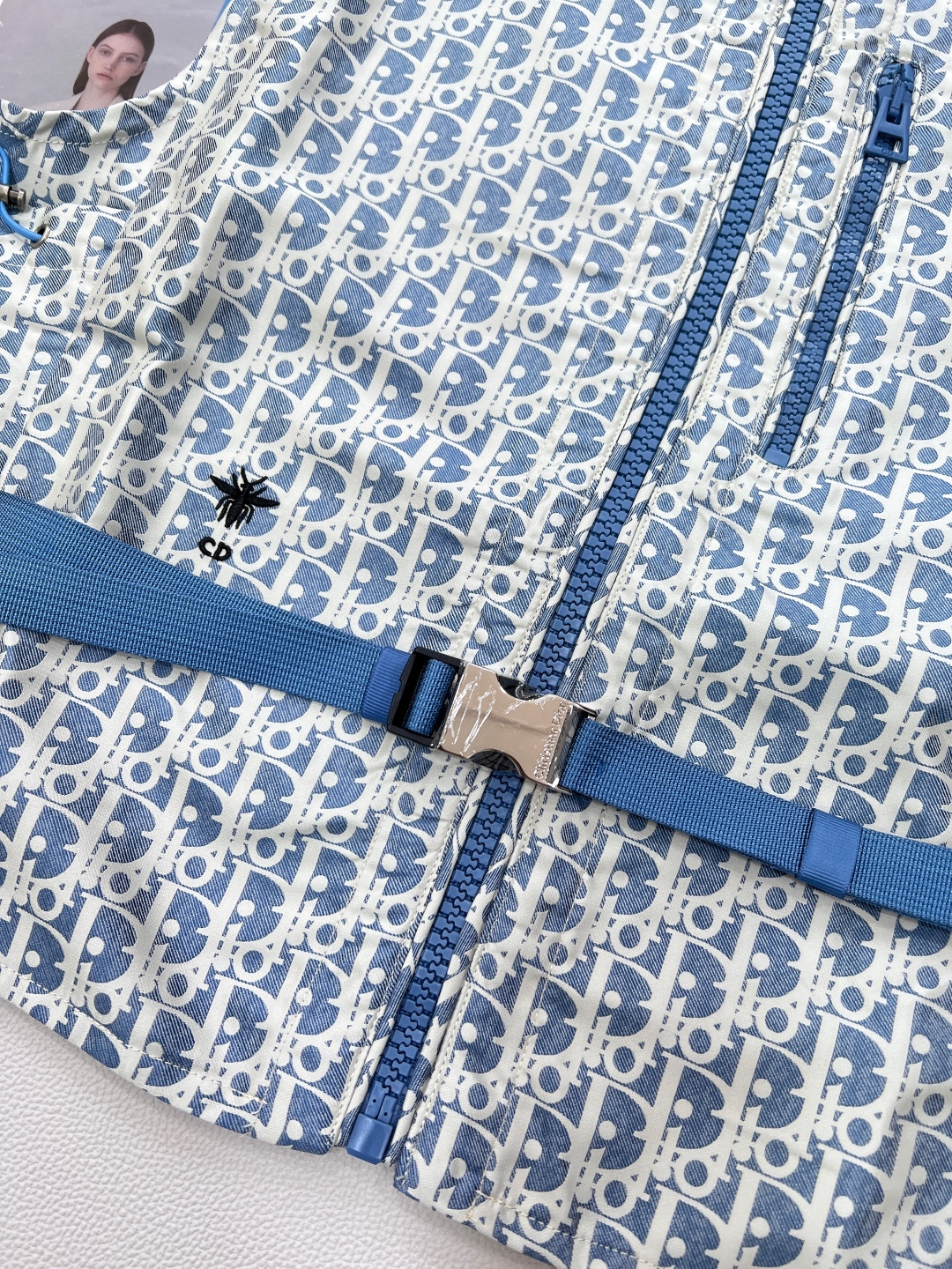 🆕Dior25Ss早春新款马甲，高版出品！ 这款连帽夹克饰以金色 Oblique 提花，回溯 D*or 