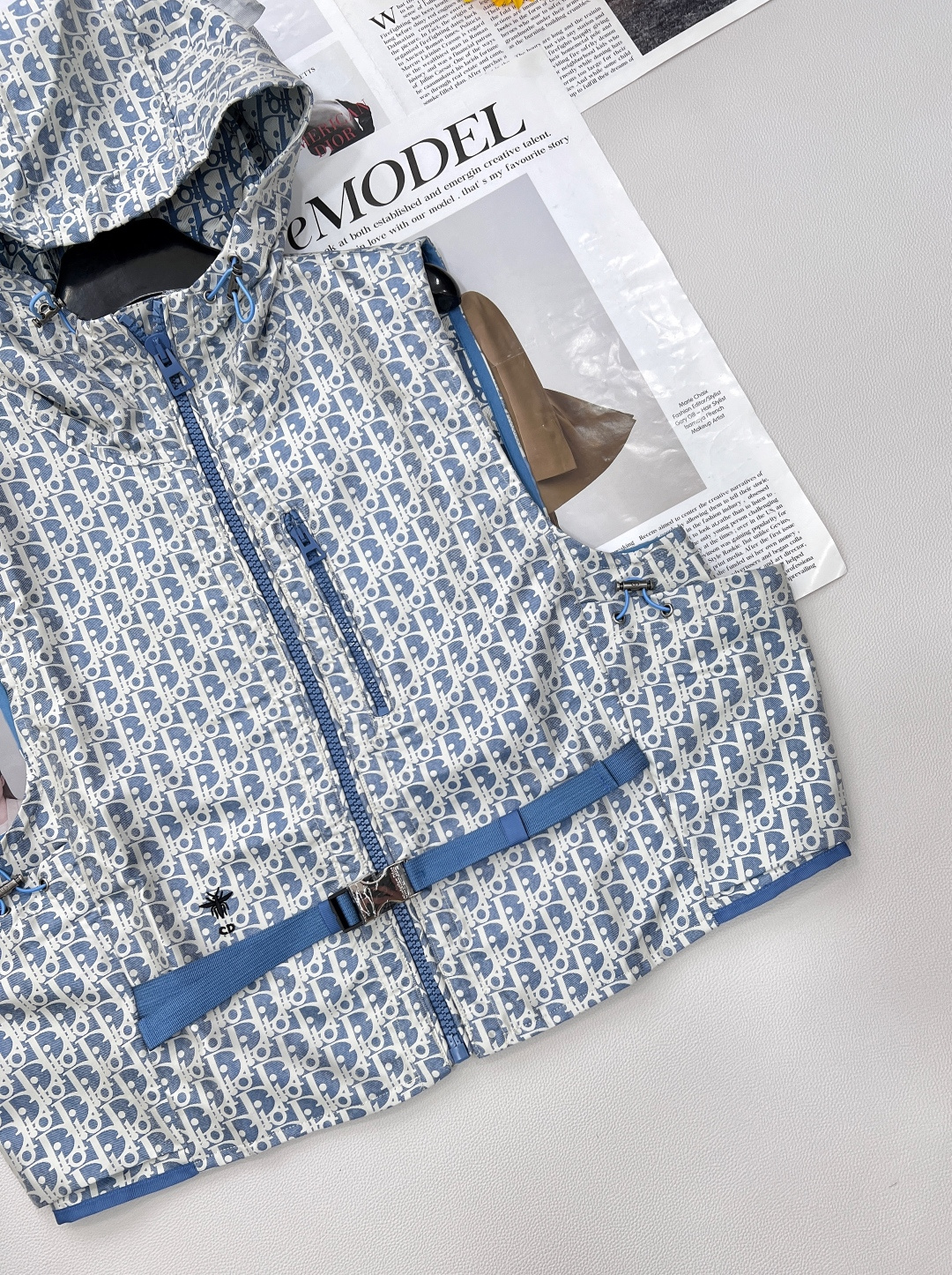 🆕Dior25Ss早春新款马甲，高版出品！ 这款连帽夹克饰以金色 Oblique 提花，回溯 D*or 