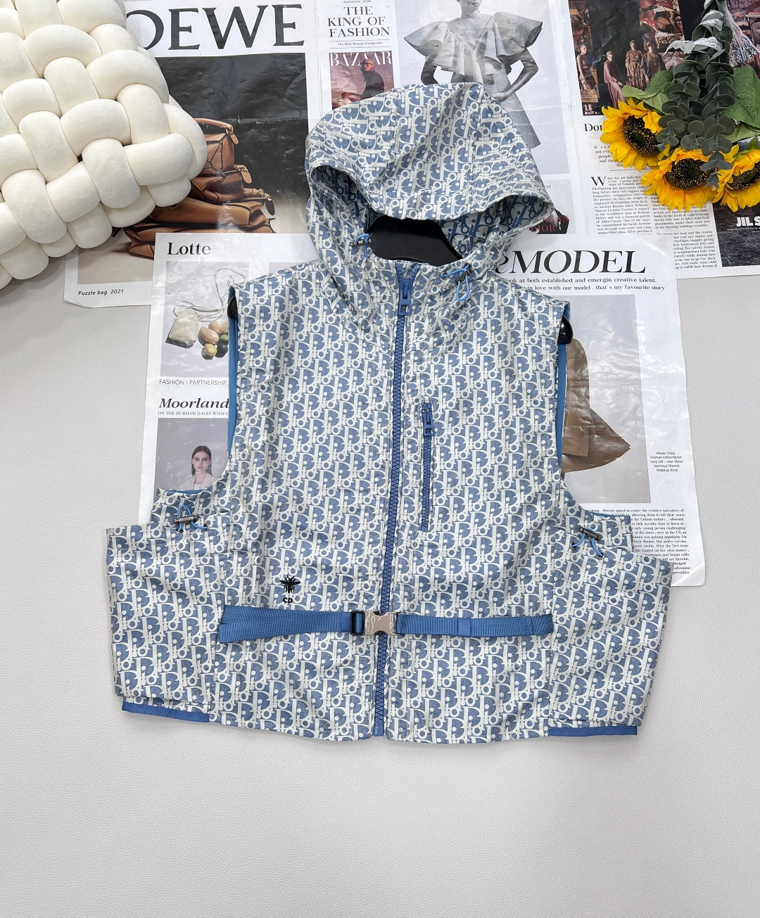 NO:420038,Dior25Ss early spring new vest, high-end production!  This hooded jacket is decorated with gold Oblique jacquard, which is back to the classic pattern YB customized gold taffeta jacquard fabric launched by D*or in 1967. The right pocket is decorated with bee embroidery and makes it look more exquisite. The most important thing is to do the right flower design, the workmanship cost is double that of the ordinary jacket. The texture is really invincible. The three standards are complete and two colors are available in stock. Size sml code, dior, jackets & coats, jackets & coats, hats, alexander wang19860909Dior25Ss早春新款马甲,高版出品！ 这款连帽夹克饰以金色 Oblique 提花,回溯 D*or 于 1967 年推出的经典图案YB 定制的金色塔夫绸科技提花面料 并且右侧口袋部位饰以小蜜蜂刺绣更显精致超级超级重工最最最关键的是 要做对花设计,做工成本是普通外套双倍 质感真的无敌了 三标齐全两色现货出 尺码sml 编码,,dior,jackets & coats,jackets & coats,hats,alexander wang,Women's clothing