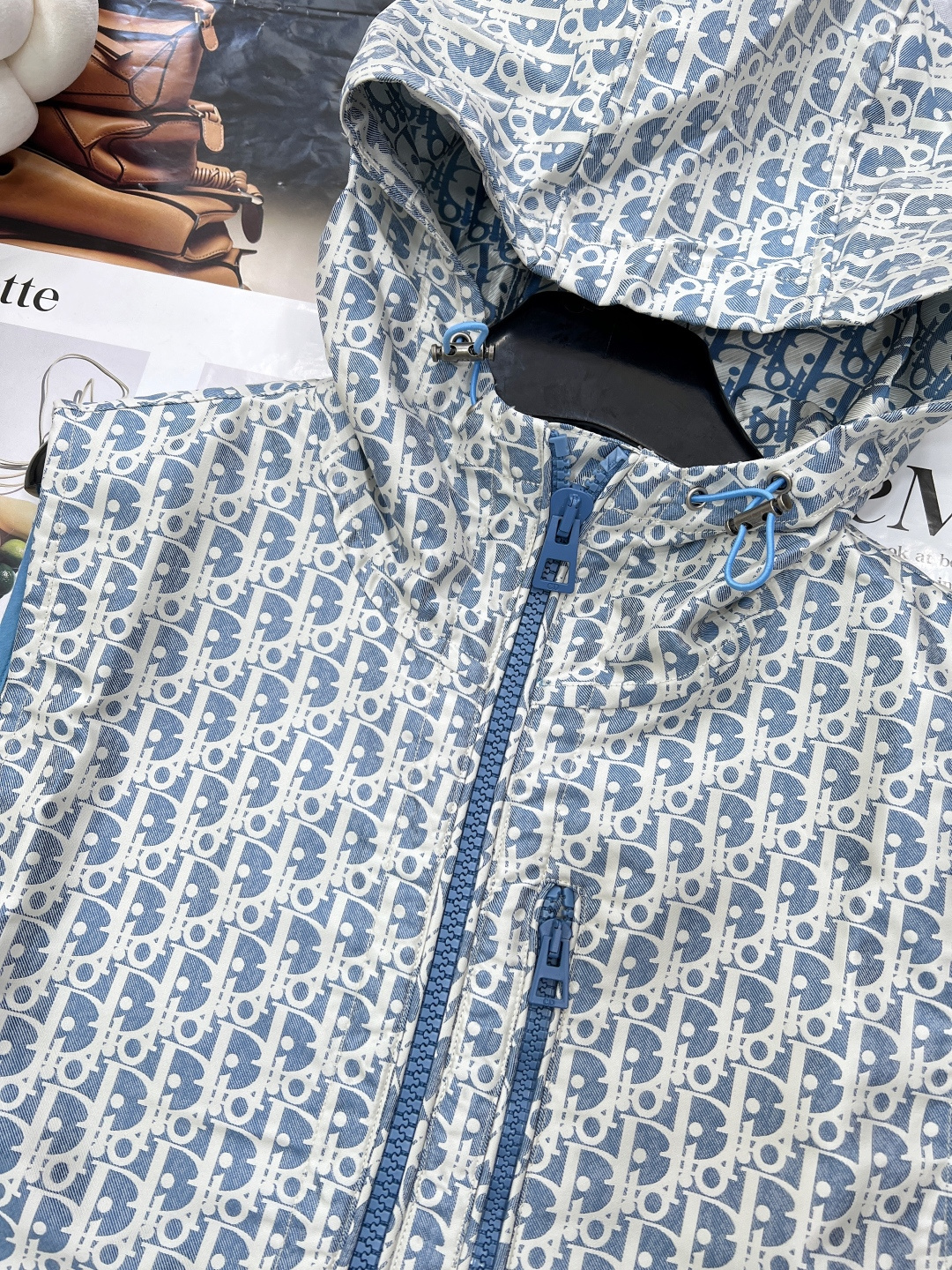 🆕Dior25Ss早春新款马甲，高版出品！ 这款连帽夹克饰以金色 Oblique 提花，回溯 D*or 