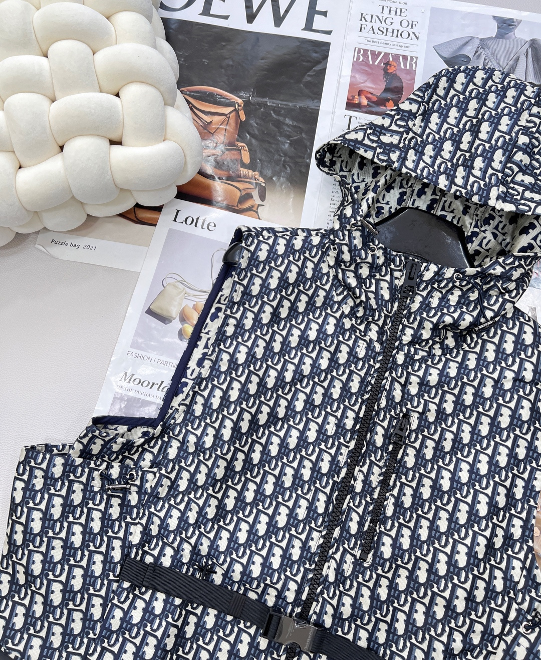 🆕Dior新款字母提花马甲，高版出品！ 这款连帽夹克饰以金色 Oblique 提花，回溯 D*or 于 