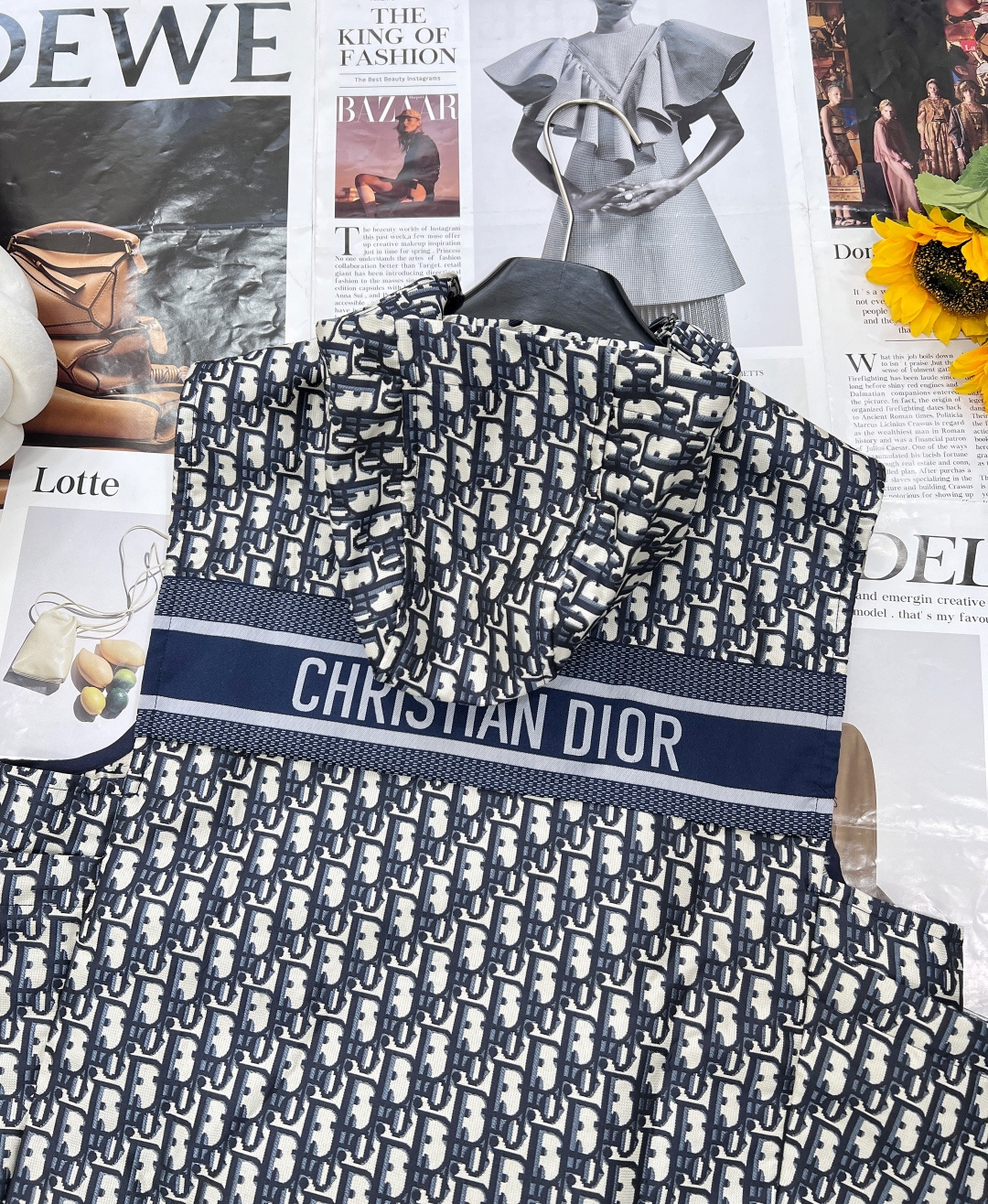 🆕Dior新款字母提花马甲，高版出品！ 这款连帽夹克饰以金色 Oblique 提花，回溯 D*or 于 