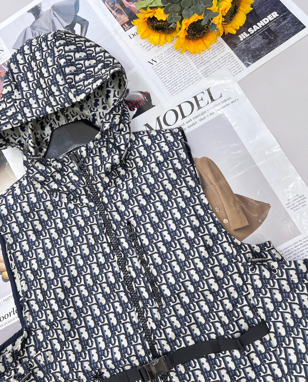 🆕Dior新款字母提花马甲，高版出品！ 这款连帽夹克饰以金色 Oblique 提花，回溯 D*or 于 