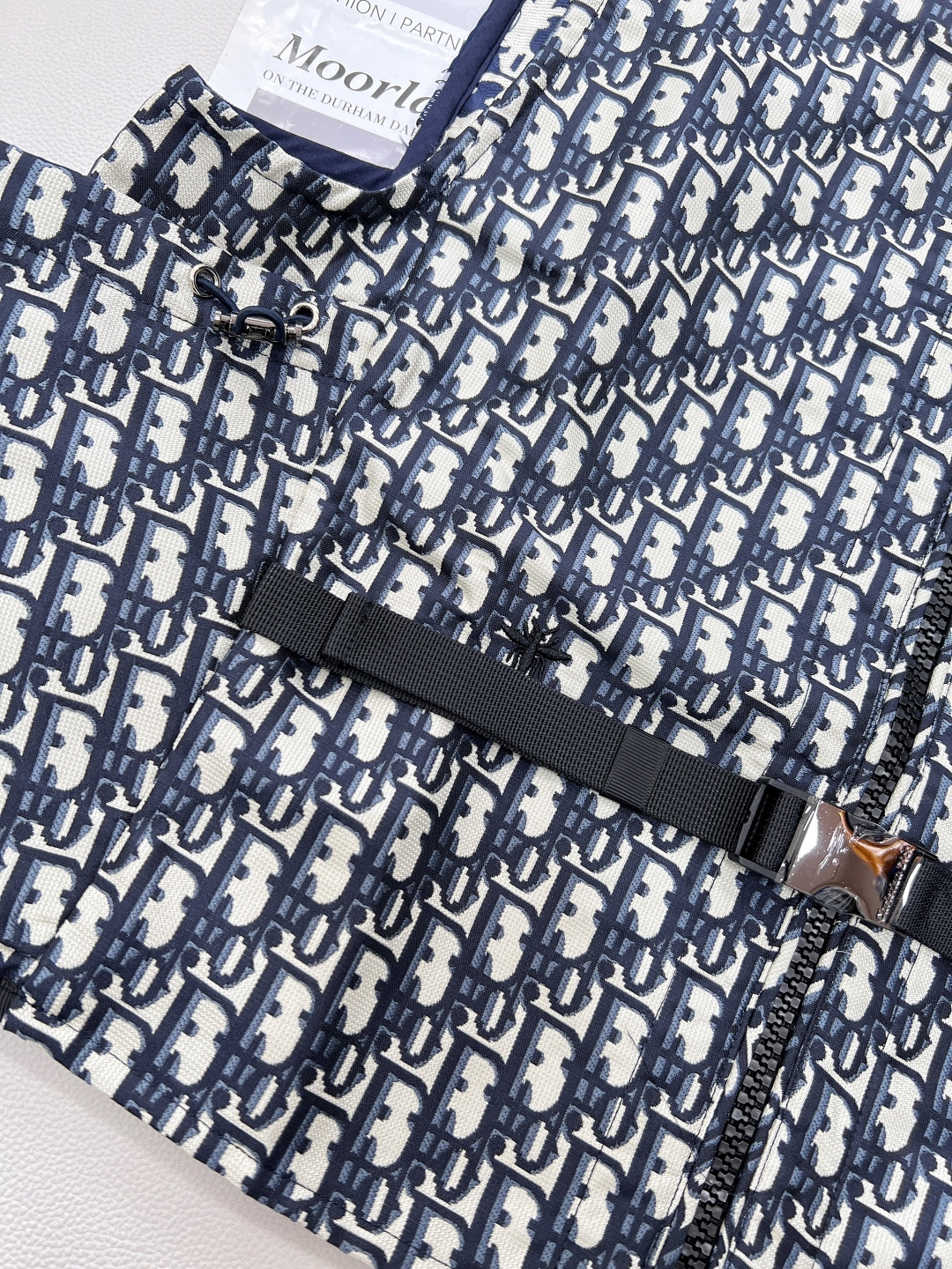 🆕Dior新款字母提花马甲，高版出品！ 这款连帽夹克饰以金色 Oblique 提花，回溯 D*or 于 