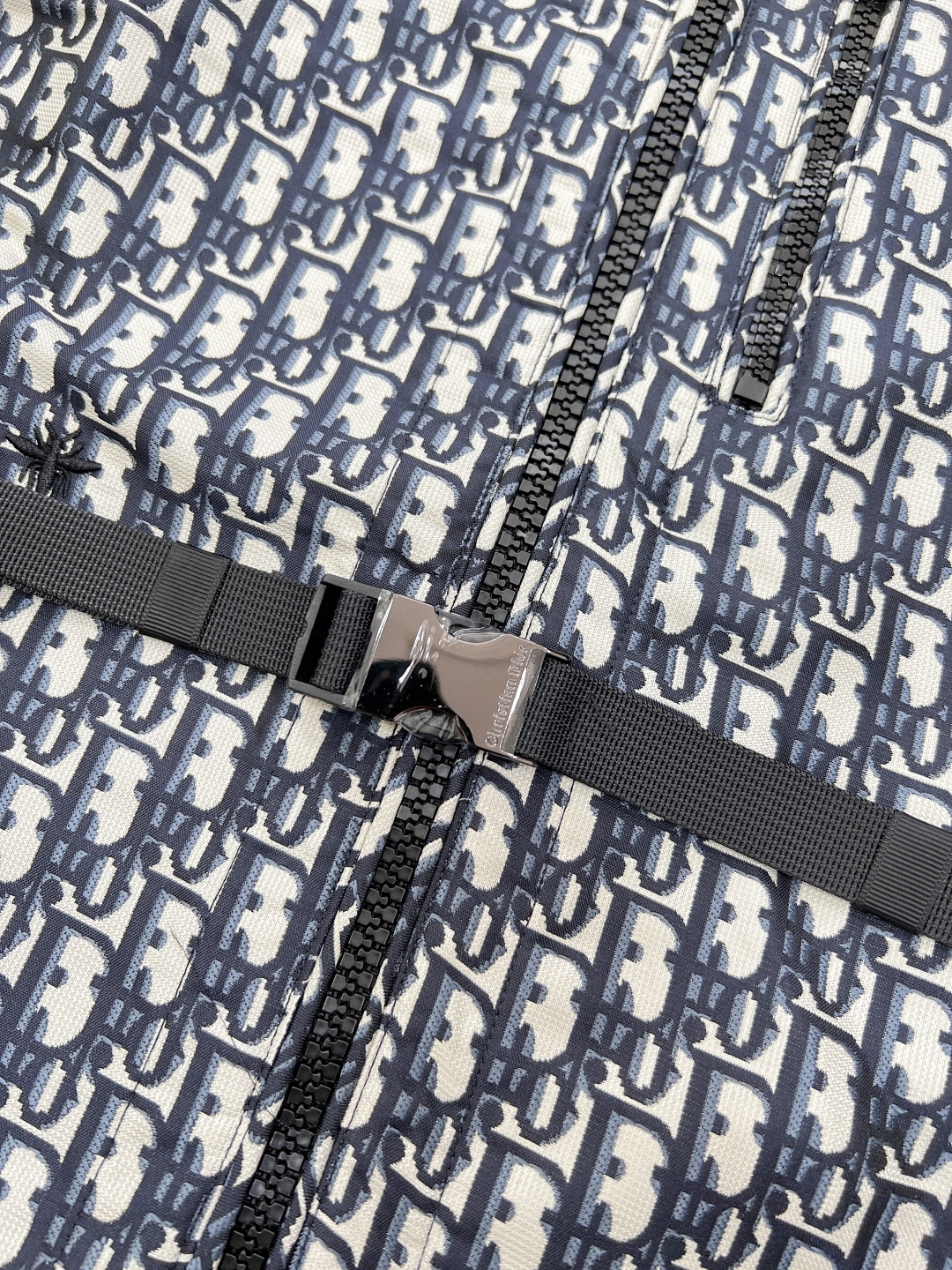 🆕Dior新款字母提花马甲，高版出品！ 这款连帽夹克饰以金色 Oblique 提花，回溯 D*or 于 