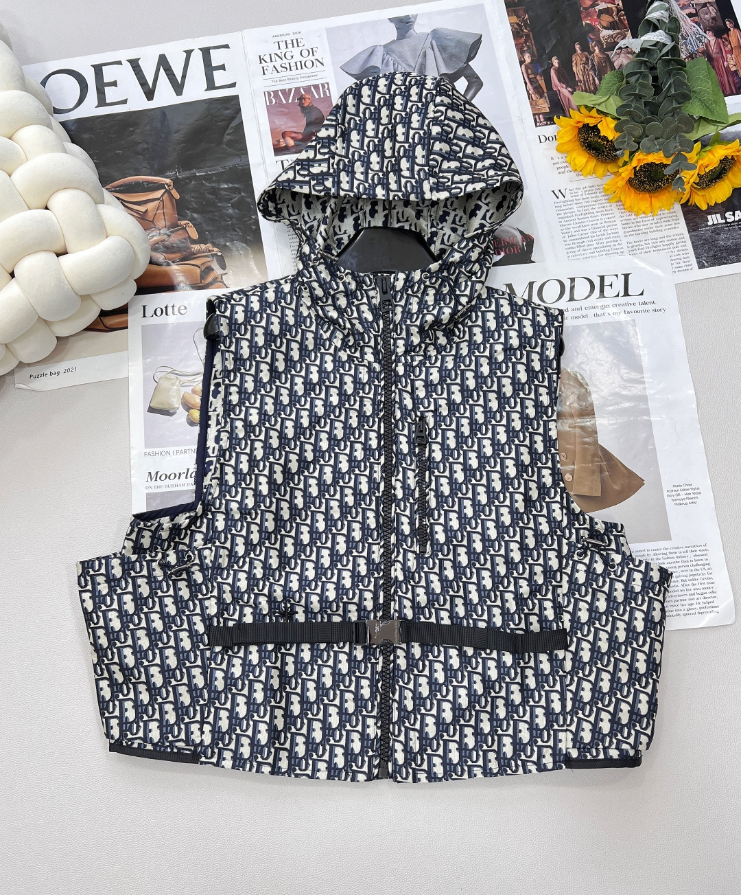 NO:420059,Dior's new alphabet jacquard vest, high-end production!  This hooded jacket is decorated with gold Oblique jacquard, which is back to the classic pattern YB customized gold taffeta jacquard fabric launched by D*or in 1967. The right pocket is decorated with bee embroidery and makes it look more exquisite. The most important thing is to do the right flower design, the workmanship cost is double that of the ordinary jacket. The texture is really invincible. The three standards are complete and two colors are available in stock. Size sml code, dior, jackets & coats, jackets & coats, hats, alexander wang19860909Dior新款字母提花马甲,高版出品！ 这款连帽夹克饰以金色 Oblique 提花,回溯 D*or 于 1967 年推出的经典图案YB 定制的金色塔夫绸科技提花面料 并且右侧口袋部位饰以小蜜蜂刺绣更显精致超级超级重工最最最关键的是 要做对花设计,做工成本是普通外套双倍 质感真的无敌了 三标齐全两色现货出 尺码sml 编码,,dior,jackets & coats,jackets & coats,hats,alexander wang,Women's clothing