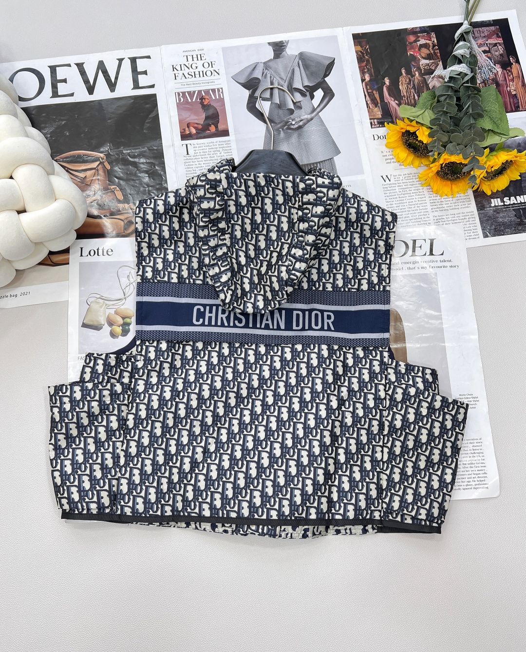 🆕Dior新款字母提花马甲，高版出品！ 这款连帽夹克饰以金色 Oblique 提花，回溯 D*or 于 