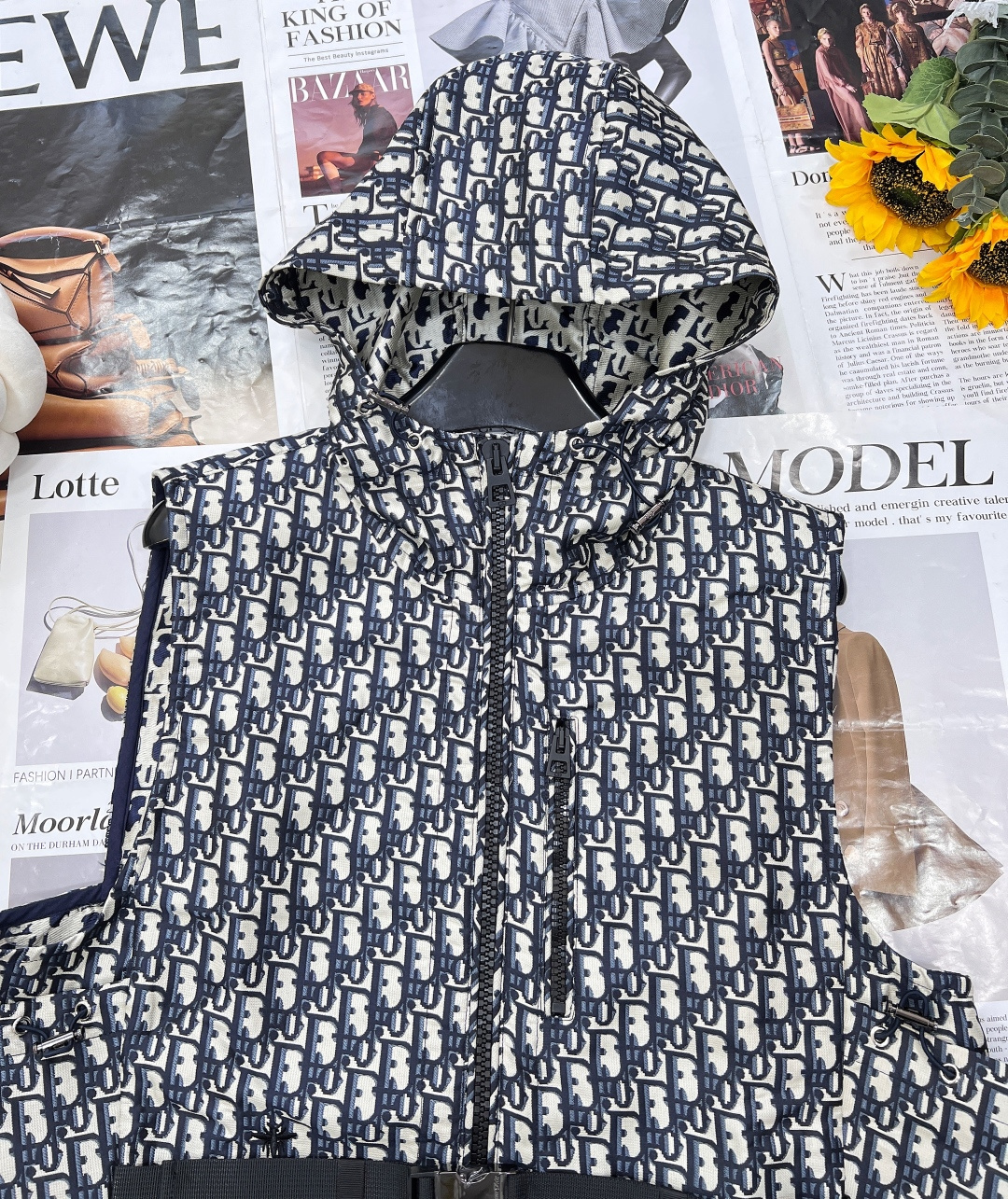 🆕Dior新款字母提花马甲，高版出品！ 这款连帽夹克饰以金色 Oblique 提花，回溯 D*or 于 