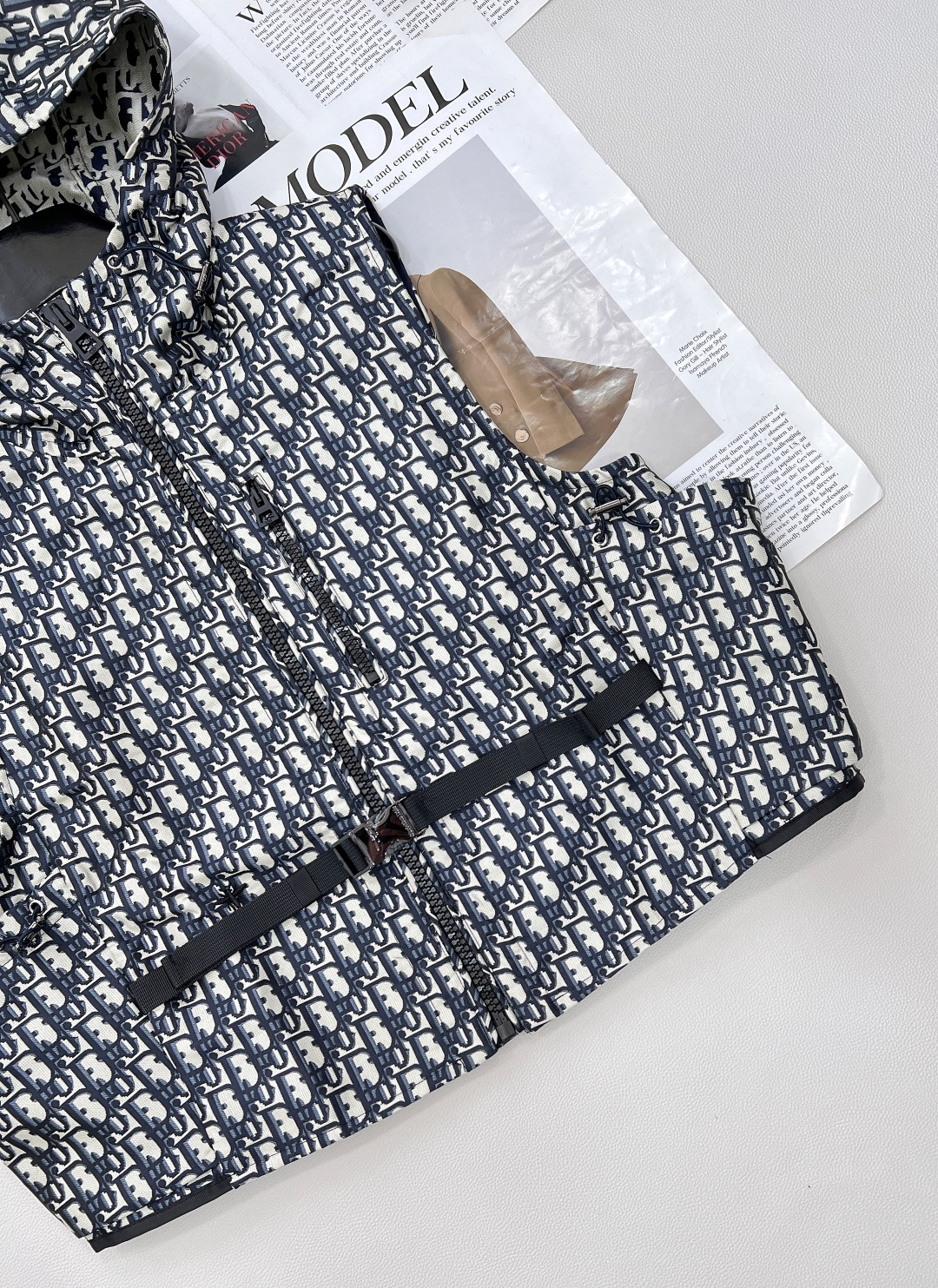 🆕Dior新款字母提花马甲，高版出品！ 这款连帽夹克饰以金色 Oblique 提花，回溯 D*or 于 