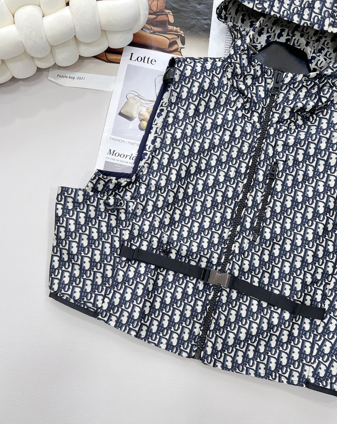 🆕Dior新款字母提花马甲，高版出品！ 这款连帽夹克饰以金色 Oblique 提花，回溯 D*or 于 