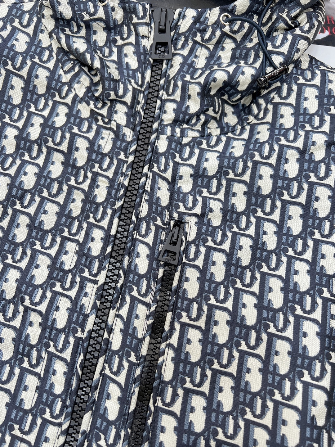 🆕Dior新款字母提花马甲，高版出品！ 这款连帽夹克饰以金色 Oblique 提花，回溯 D*or 于 