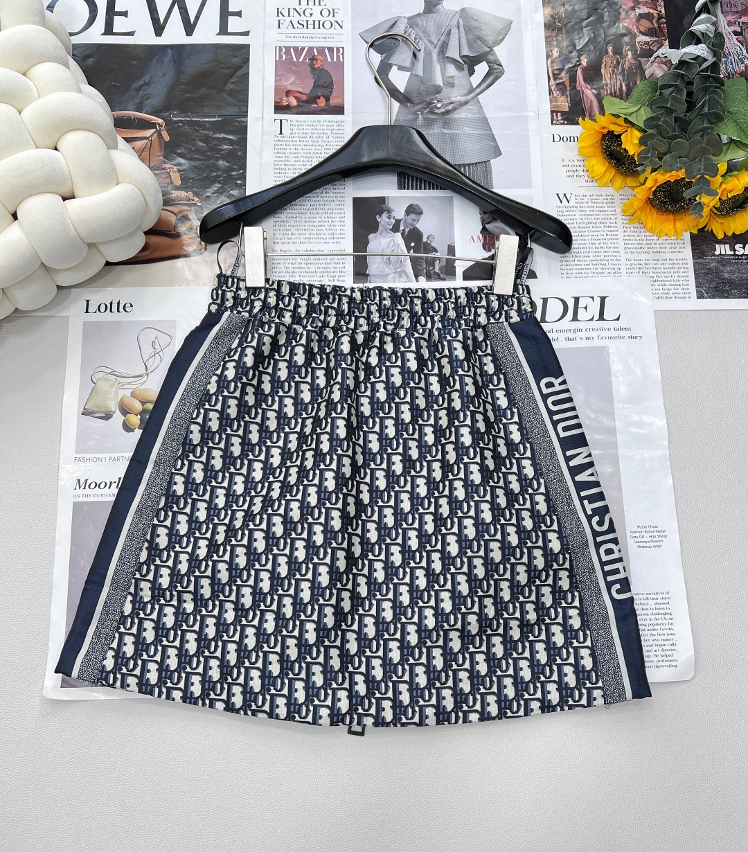 🆕DIOR新款老花双拉链头A字半裙，把经典穿在身上的时髦密码 Dior 死忠粉看过来！这款老花提花双拉链