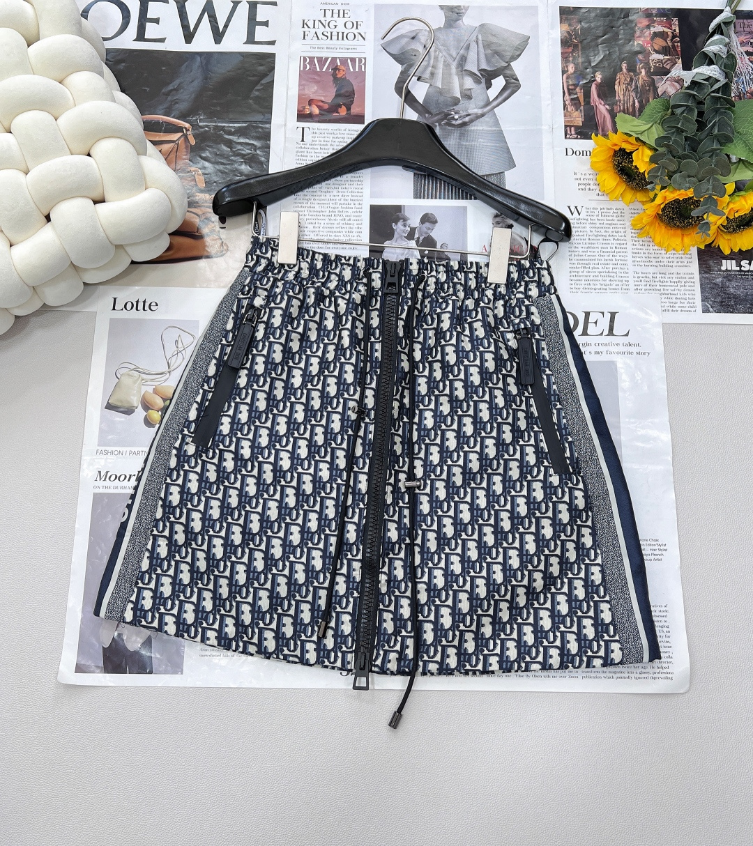 NO:420008,DIOR's new old-fashioned double zippered A-line skirt, bringing the fashionable password for classics on your body Dior dies fans!  This presbyterian jacquard double zipper head skirt directly understands the 'classic reproduction + trendy innovation'. The original customized presbyterian jacquard fabric, the classic pattern has its own embossed texture, and each needle is a luxury brand gene. It is full of recognition when walking on the street. Double zipper head design + custom hardware accessories, the metallic luster and smooth feeling are amazing!  In the middle of the pull-up, the trendy and cool style overflows the screen. The A-line skirt hides flesh and makes the legs look longer. It turns into 300% minus slap in seconds with a short top. It is so fashionable that you want to weld it on your body. The 'hard currency' is a must-have for fashionable experts. Only by wearing it can you understand what 'the high-end feeling of walking' is!  One set is made up, from street fashion to exquisite lady seamlessly switch, the rate of return to the street is directly complete with three standards, large-scale goods are size sml code, dior, skirts, alexander wang19860909DIOR新款老花双拉链头A字半裙,把经典穿在身上的时髦密码 Dior 死忠粉看过来！这款老花提花双拉链头半裙,直接把“经典复刻 + 潮流创新”玩明白了 原版定制老花提花面料,经典图案自带浮雕质感,每一针都是奢牌基因,走在街上辨识度拉满 双拉链头设计 + 定制五金配件,金属光泽和顺滑感绝了！拉合之间,潮酷范儿 “唰” 地溢出屏幕 A 字裙摆藏肉又显腿长,搭短上衣秒变三七分,配同系列单品直接炸场,时髦到想焊在身上 时髦达人衣柜必备的 “硬通货”,穿上它才懂什么叫「行走的高级感」！一套搭下来,从街头潮人到精致lady无缝切换,出街回头率直接封神三标齐全,大货出 尺码sml 编码,,dior,skirts,alexander wang,Women's clothing