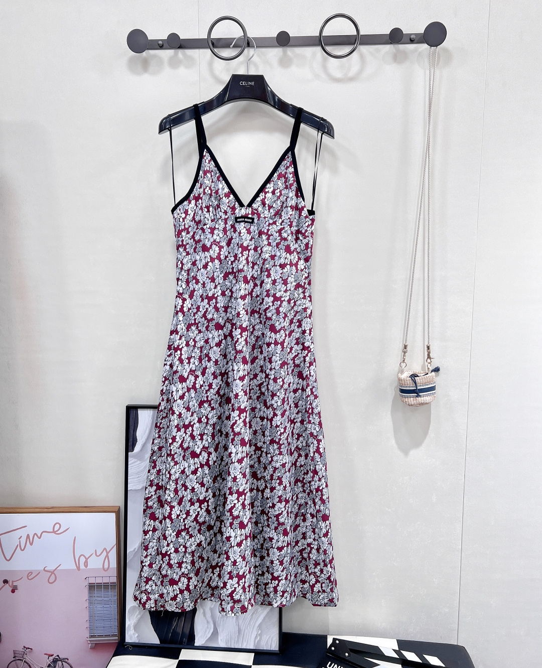 NO:420024,Miumiu's new floral letter patch suspender skirt, weld romance and high-end on the body Miu Miu Girl Come quickly!  This floral letter patch suspender dress carries the 'sweet' gene into the pleats of the skirt. Classic presbyopia covered the skirt with its own French romantic filter. The small details of the letter patch hit the fashionable heart in one go, and the high-end feeling is full. The suspender design + V-neck cut, collarbone killing, swan neck one-click grasp, thin shoulder strap outlines the delicate shoulder line, pure desire atmosphere directly bursts, draped skirt hides flesh and makes legs look longer, and daily wear with small suits and denim jackets instantly turn into street fashion, and with the same series of items, it directly kills the whole audience. The walking Miao Miao aesthetic!  Wear it, from the corner of the coffee street to the sunset party, every step is harvesting your eyes, the perfect battle suit~ Size sml code, miumiu, skirts, jackets & coats, business suit, alexander wang19860909miumiu新款碎花字母贴片吊带裙 , 把浪漫与高级焊在身上 Miu Miu 女孩速来！这条碎花字母贴片吊带连衣裙,直接把「甜飒」基因刻进裙褶里  经典老花碎花铺满裙身,自带法式浪漫滤镜,字母贴片小细节一整个戳中时髦心巴,高级感拉满 吊带设计 + V领剪裁,锁骨杀、天鹅颈一键拿捏,细肩带勾勒纤巧肩线,纯欲氛围直接拉爆 垂坠裙摆藏肉又显腿长,日常搭小西装、牛仔外套秒变街头潮人,配同系列单品直接杀疯全场 行走的缪缪美学！穿上它,从咖啡街角到落日派对,每一步都在收割目光,妥妥的战袍～ 尺码sml 编码,,miumiu,skirts,jackets & coats,business suit,alexander wang,Women's clothing