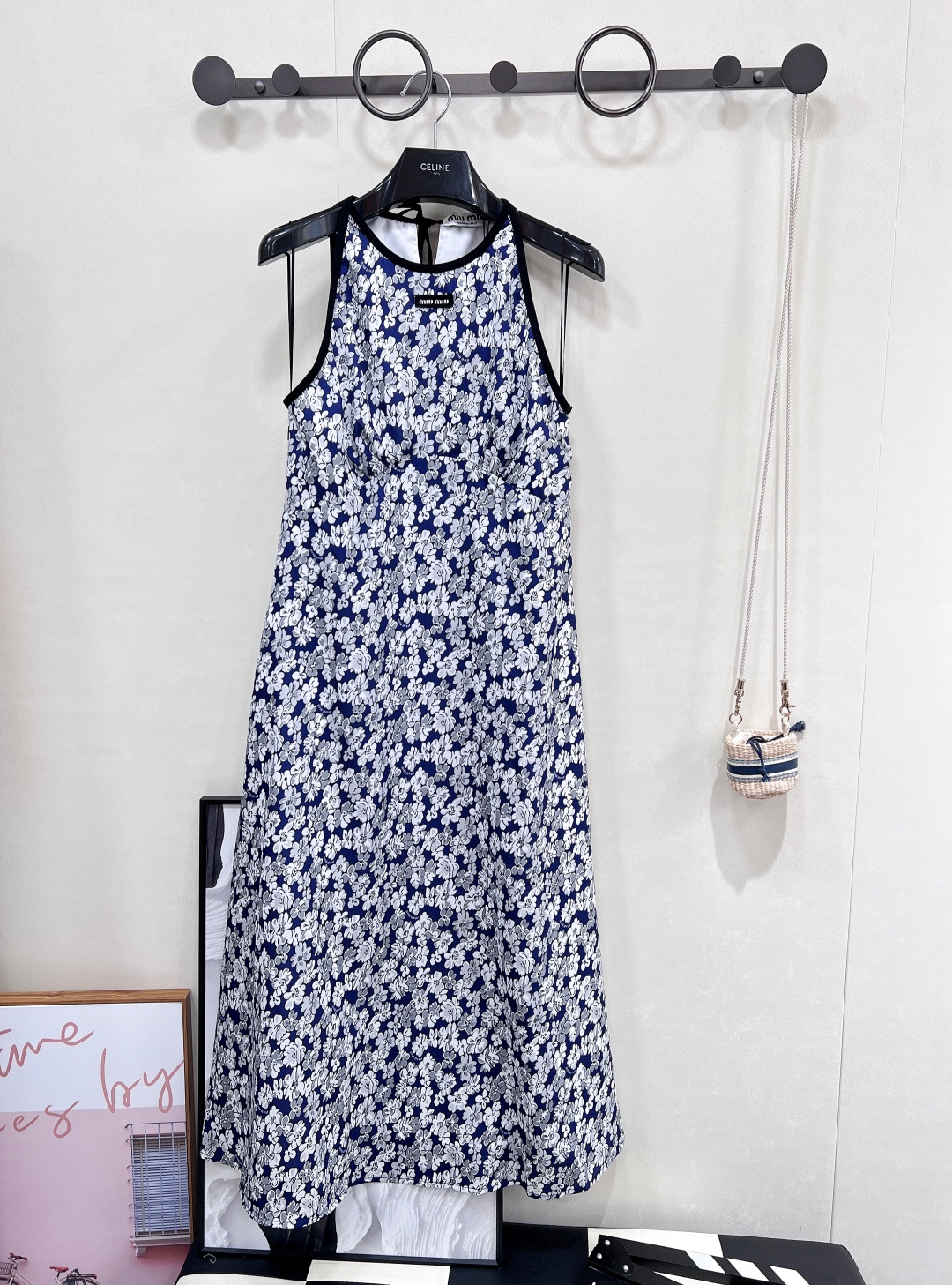 NO:420040,Miu Miu 25SS letter patch floral halter neck dress, a must-have for girls!  This letter patch floral neck dress, folds 'French lazy' and 'girl sweet' into the wind of the skirt corner~ The navy blue background is covered with florals, like wearing a spring garden on the body, the letter patch hides the brand ingenuity, fashionable details are directly pulled over. The halter design + hollows out small details, the collarbone kills and shoulder and neckline are so beautiful that it is open to the neck, the waist-closing cut pinchs out Yingying and holds a small waist, the dangling skirt walks with a style. Wear a small fragrance jacket and straw woven bag in daily life, and become the heroine of the Southern French movie; black and white contrasting edges + brand small label, high-end feeling is hidden in every detail, and the same series of items directly kills the fashion circle. This skirt is 'the romance with its own filter'. When you wear it, even the wind is helping you speak French love words and three standards, large products are available SML code, miumiu, espadrilles, skirts, jackets &  coats,alexander wang19860909Miu Miu 25SS字母贴片碎花挂脖连衣裙,女孩必入！这条字母贴片碎花挂脖连衣裙,把「法式慵懒」和「少女甜飒」揉成了裙角的风～  藏青底色铺满碎花,像把春日花园穿在身上,字母贴片藏着品牌巧思,时髦细节直接拉满 挂脖设计 + 挖空小细节,锁骨杀和肩颈线美到开挂,收腰剪裁掐出盈盈一握小蛮腰,垂坠裙摆走路带风 日常搭小香风外套、草编包,秒变南法电影女主；黑白撞色包边 + 品牌小标,高级感藏在每处细节里,配同系列单品直接杀穿时尚圈 这条裙就是「自带滤镜的浪漫」,穿上它,连风都在帮你讲法式情话三标齐全,大货出 尺码sml 编码,,miumiu,espadrilles,skirts,jackets & coats,alexander wang,Women's clothing