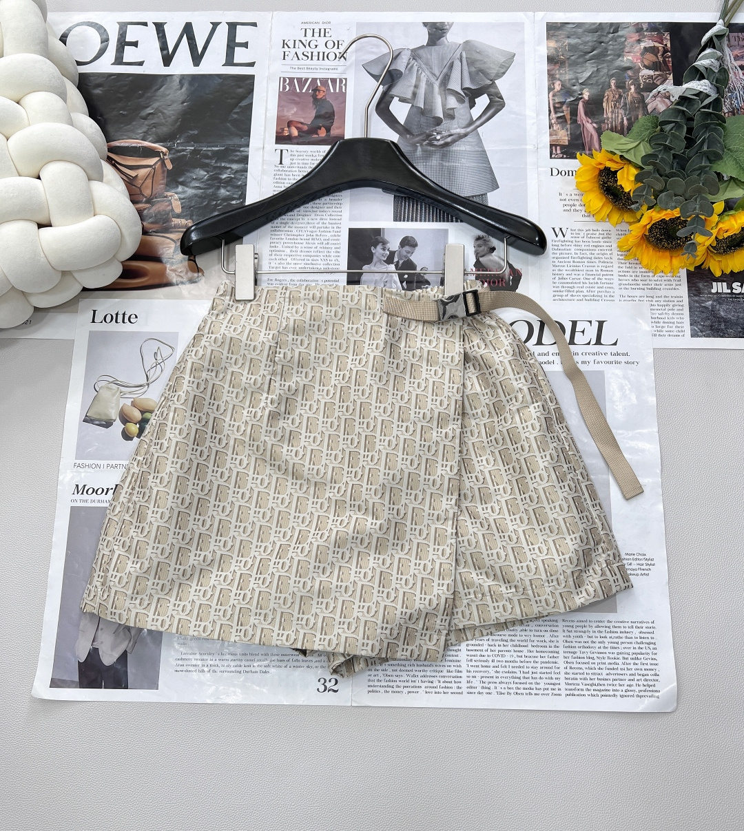 NO:420062,DIOR's new style of presbyterian jacquard pants and skirt, presbyterian full print comes with high-end filters, holiday style full, A-shaped style hidden meat buffs, front skirt visually turns into long legs, which is actually shorts!  Running and jumping without pressure, exposing without light~ Customized hardware belt is absolutely perfect. The metal texture is full, and you can just click it and you will be a fashionable secret code. Wearing T-shirts, shirts, and suspenders will explode. Wear it on vacation and win the crowd, and the focus of the crowd is locked!  Whoever wears it will understand!  These skirts and pants are welded to death by 'slimming + advanced + practical wear'. If you don't bring it on vacation, you will really cry. There are three standards!  Two colors size sml code, dior, skirts, shorts,shirts,tees,t-shirt,alexander wang19860909DIOR新款老花提花裤裙,老花满印自带高级滤镜,度假风拉满 A字版型藏肉buff叠满,正面半裙视觉秒变大长腿,实际是短裤！跑跳无压力,走光不存在的～ 定制五金腰带绝绝子 金属质感拉满,随手一扣就是时髦精暗号,搭T恤、衬衫、吊带都炸场,度假穿它直接赢麻,人群焦点锁死！ 谁穿谁懂！这裙裤把「显瘦+高级+实穿」焊死,度假不带它真的会哭,三标齐全！两色出 尺码sml 编码,,dior,skirts,shorts,shirts,tees，t-shirt,alexander wang,Women's clothing