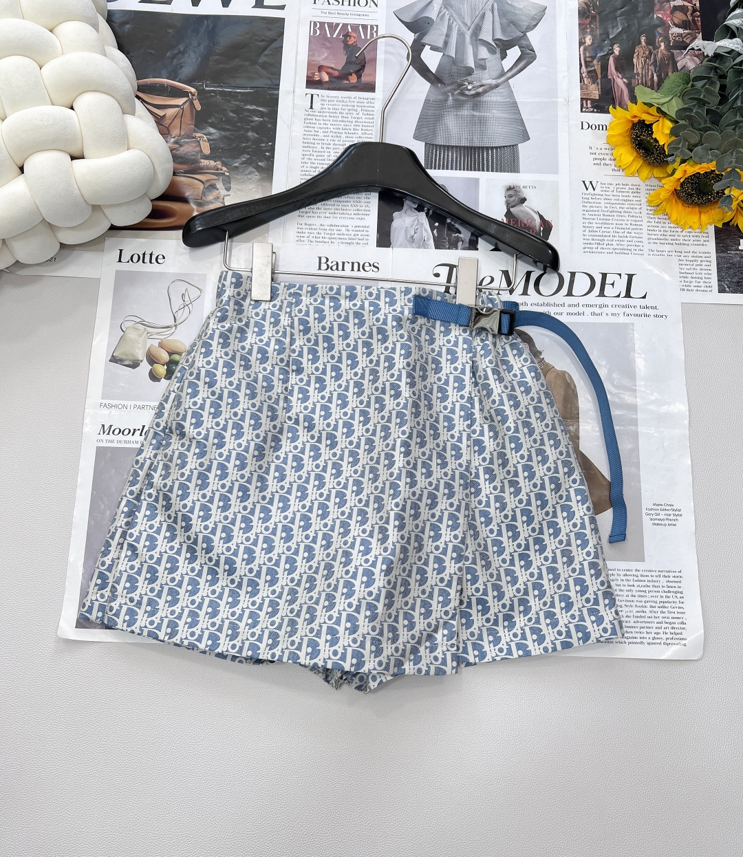 NO:420081,DIOR's new style of presbyterian jacquard pants and skirt, presbyterian full print comes with high-end filters, holiday style full, A-shaped style hidden meat buffs, front skirt visually turns into long legs, which is actually shorts!  Running and jumping without pressure, exposing without light~ Customized hardware belt is absolutely perfect. The metal texture is full, and you can just click it and you will be a fashionable secret code. Wearing T-shirts, shirts, and suspenders will explode. Wear it on vacation and win the crowd, and the focus of the crowd is locked!  Whoever wears it will understand!  These skirts and pants are welded to death by 'slimming + advanced + practical wear'. If you don't bring it on vacation, you will really cry. There are three standards!  Two colors size sml code, dior, skirts, shorts,shirts,tees,t-shirt,alexander wang19860909DIOR新款老花提花裤裙,老花满印自带高级滤镜,度假风拉满 A字版型藏肉buff叠满,正面半裙视觉秒变大长腿,实际是短裤！跑跳无压力,走光不存在的～ 定制五金腰带绝绝子 金属质感拉满,随手一扣就是时髦精暗号,搭T恤、衬衫、吊带都炸场,度假穿它直接赢麻,人群焦点锁死！ 谁穿谁懂！这裙裤把「显瘦+高级+实穿」焊死,度假不带它真的会哭,三标齐全！两色出 尺码sml 编码,,dior,skirts,shorts,shirts,tees，t-shirt,alexander wang,Women's clothing