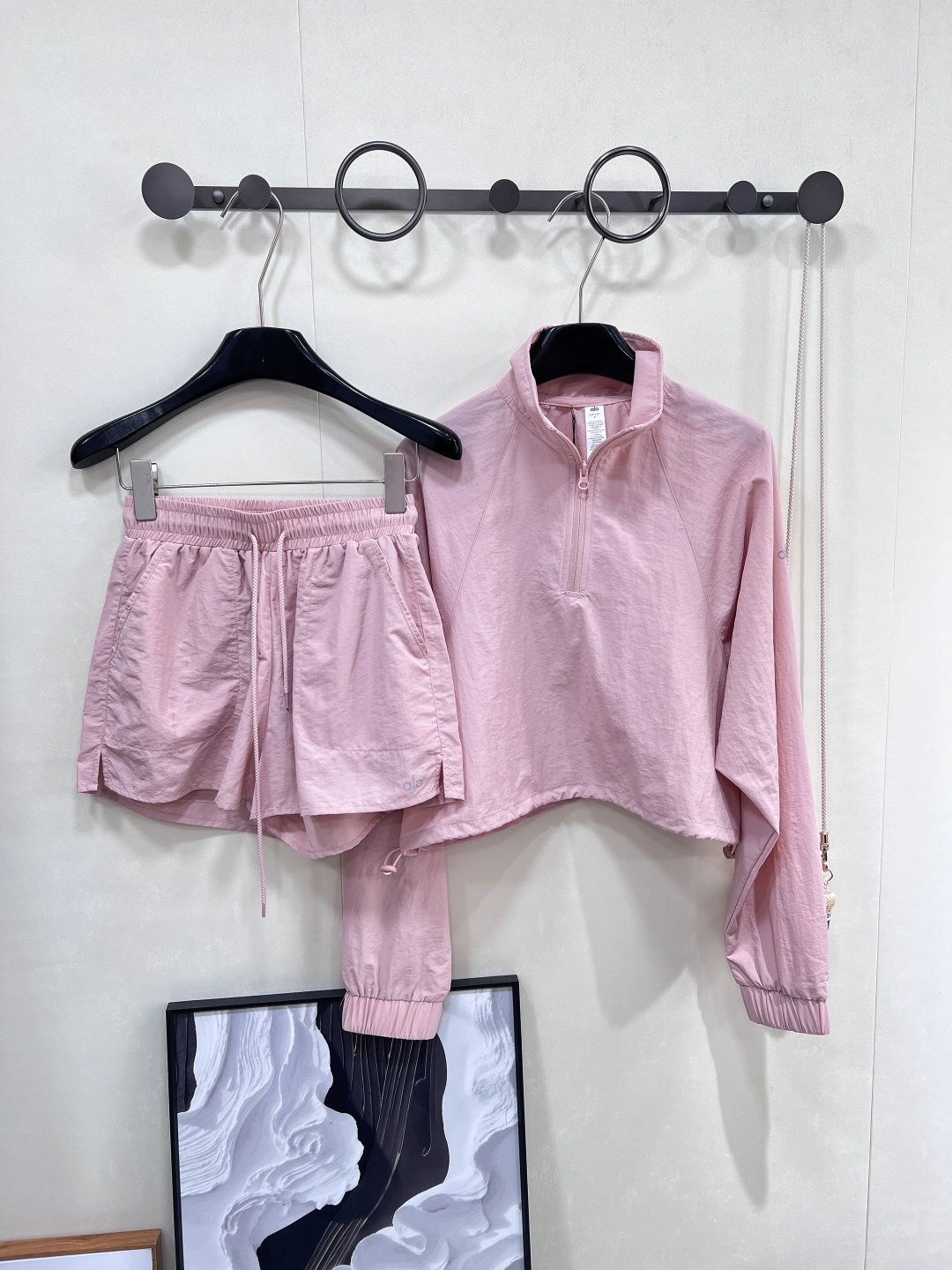 NO:420101,Alo's quick-drying suit, which is alo, has a hard grasp of the 'girl's sense + sporty feeling'. The half-zippered stand-up collar sunscreen is light and breathable, and can resist UV rays. The cuffs are designed to show the shoulder and neckline, and it turns into a sports beauty in seconds~ The quick-drying shorts have a lazy and relaxing feeling, and the high-waist drawstring hides the flesh and makes you look slim. You can wear it when running, fitness, shopping and drinking coffee. The whole versatile king is amazing!  Gentle peach powder comes with a age-reducing filter, full of vitality when exercising, wear a small shoulder bag when going out, and the atmosphere of sweet girls is filled with direct feeling. It can be rolled to the gym when wearing exercise. When going out on the street every day, it looks like a relaxed beauty. A set of clothes revitalizes two styles. Alo you know how to design!  Two colors are outstanding, three standards are complete!  Size sml code, satchels, shorts, alexander wang19860909alo这套防晒速干套装,把「少女感+运动感」狠狠拿捏 半拉链立领防晒衣,轻薄透气还能抗紫外线,袖口束口设计超显肩颈线,秒变运动系美女～ 速干短裤自带慵懒松弛感,高腰抽绳藏肉显瘦,跑步健身、逛街喝咖啡都能穿,一整个百搭王炸！ 温柔蜜桃粉自带减龄滤镜,运动时活力满满,出街搭个小挎包,甜妹氛围感直接拉满 运动穿它能卷死健身房,日常出街又像松弛感美女,一套衣服盘活两种风格,alo你是懂设计的！ 两色出,三标齐全！ 尺码sml 编码,,satchels,shorts,alexander wang,Women's clothing