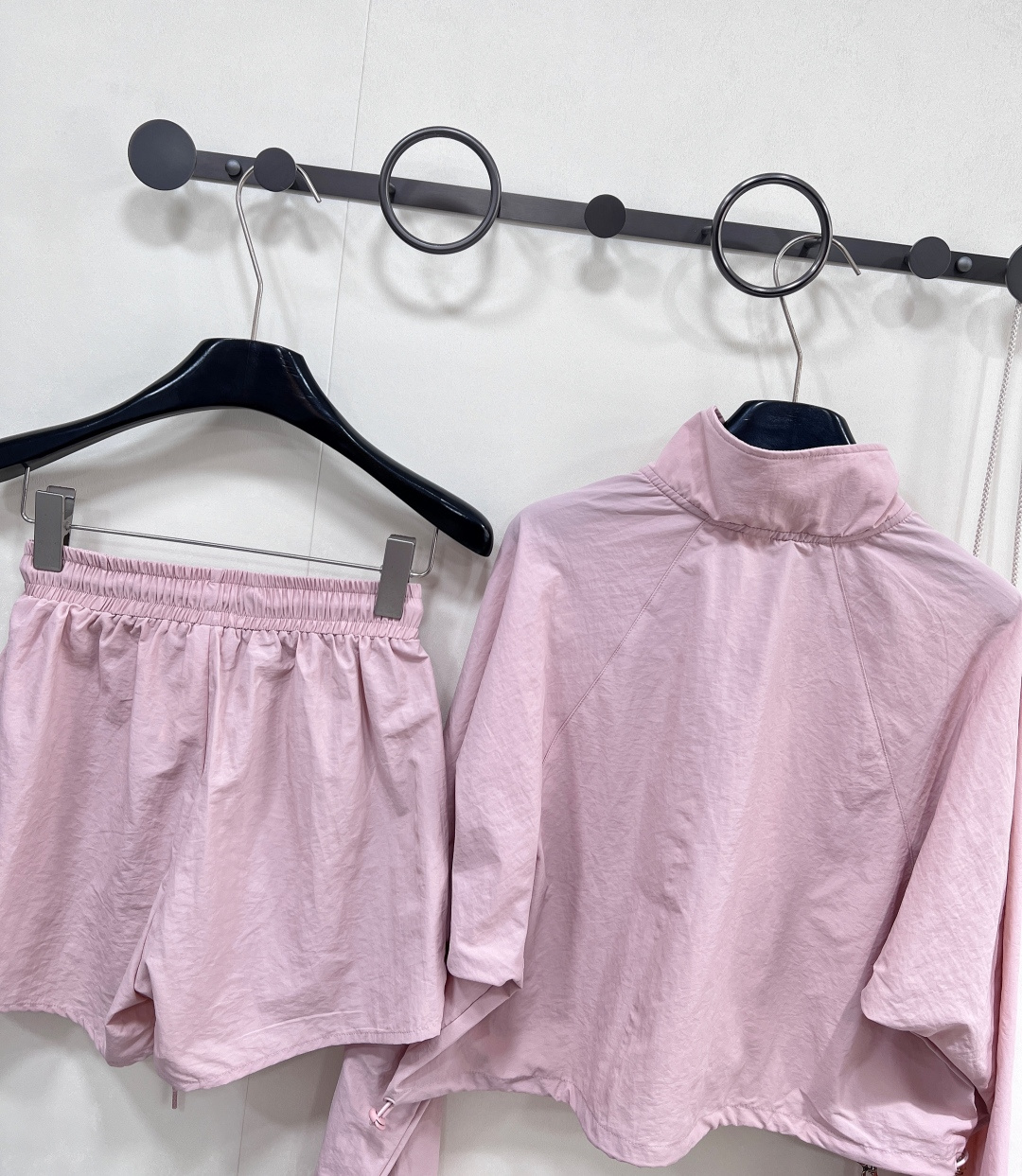 🆕alo这套防晒速干套装，把「少女感+运动感」狠狠拿捏✨✅ 半拉链立领防晒衣，轻薄透气还能抗紫外线，袖口