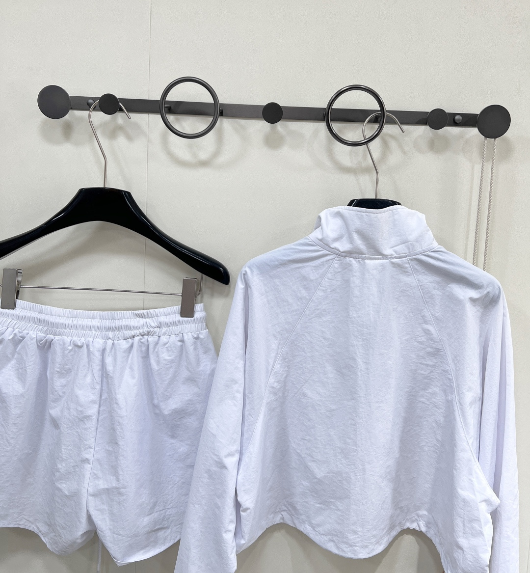 🆕alo这套防晒速干套装，把「少女感+运动感」狠狠拿捏✨✅ 半拉链立领防晒衣，轻薄透气还能抗紫外线，袖口