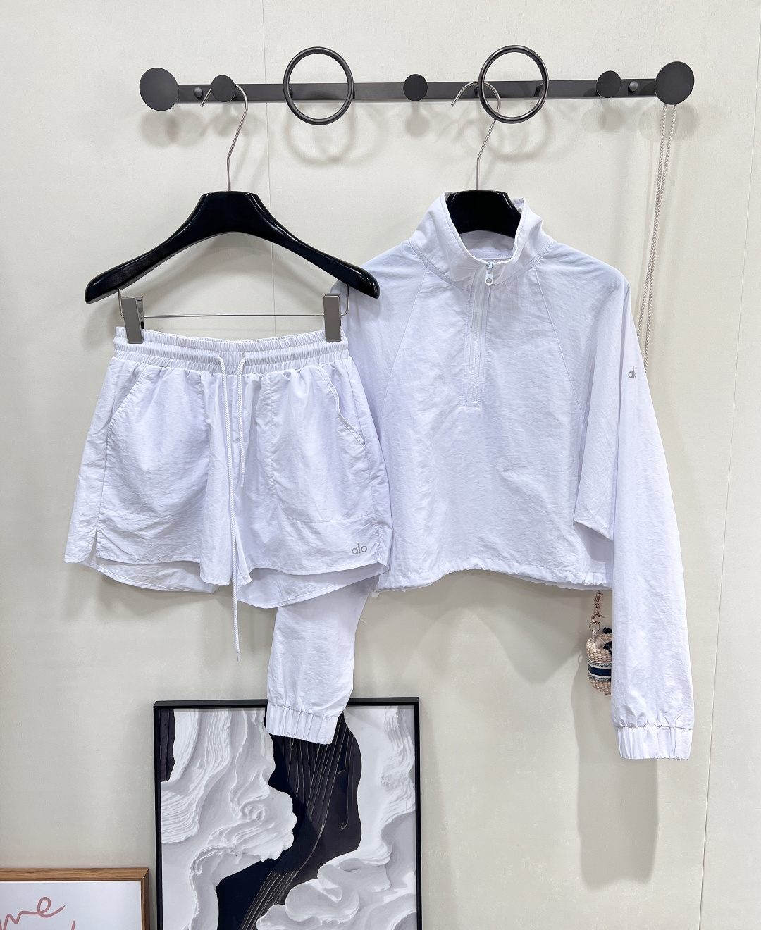 NO:420121,Alo's quick-drying suit, which is alo, has a hard grasp of the 'girl's sense + sporty feeling'. The half-zippered stand-up collar sunscreen is light and breathable, and can resist UV rays. The cuffs are designed to show the shoulder and neckline, and it turns into a sports beauty in seconds~ The quick-drying shorts have a lazy and relaxing feeling, and the high-waist drawstring hides the flesh and makes you look slim. You can wear it when running, fitness, shopping and drinking coffee. The whole versatile king is amazing!  Gentle peach powder comes with a age-reducing filter, full of vitality when exercising, wear a small shoulder bag when going out, and the atmosphere of sweet girls is filled with direct feeling. It can be rolled to the gym when wearing exercise. When going out on the street every day, it looks like a relaxed beauty. A set of clothes revitalizes two styles. Alo you know how to design!  Two colors are outstanding, three standards are complete!  Size sml code, satchels, shorts, alexander wang19860909alo这套防晒速干套装,把「少女感+运动感」狠狠拿捏 半拉链立领防晒衣,轻薄透气还能抗紫外线,袖口束口设计超显肩颈线,秒变运动系美女～ 速干短裤自带慵懒松弛感,高腰抽绳藏肉显瘦,跑步健身、逛街喝咖啡都能穿,一整个百搭王炸！ 温柔蜜桃粉自带减龄滤镜,运动时活力满满,出街搭个小挎包,甜妹氛围感直接拉满 运动穿它能卷死健身房,日常出街又像松弛感美女,一套衣服盘活两种风格,alo你是懂设计的！ 两色出,三标齐全！ 尺码sml 编码,,satchels,shorts,alexander wang,Women's clothing