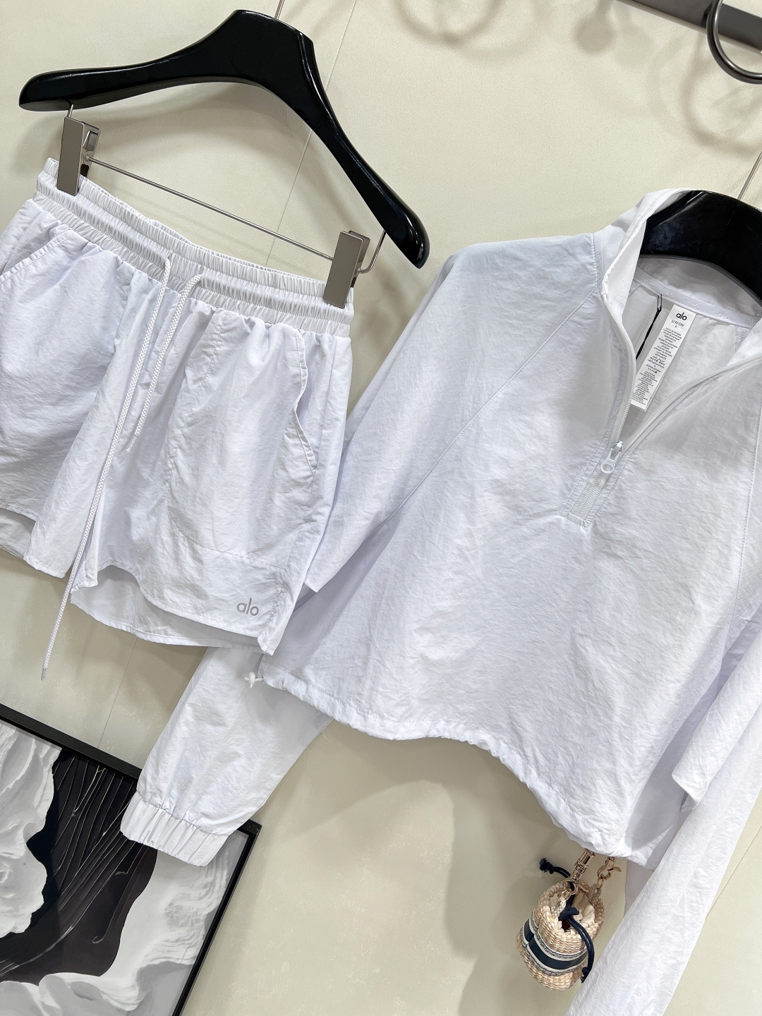 🆕alo这套防晒速干套装，把「少女感+运动感」狠狠拿捏✨✅ 半拉链立领防晒衣，轻薄透气还能抗紫外线，袖口