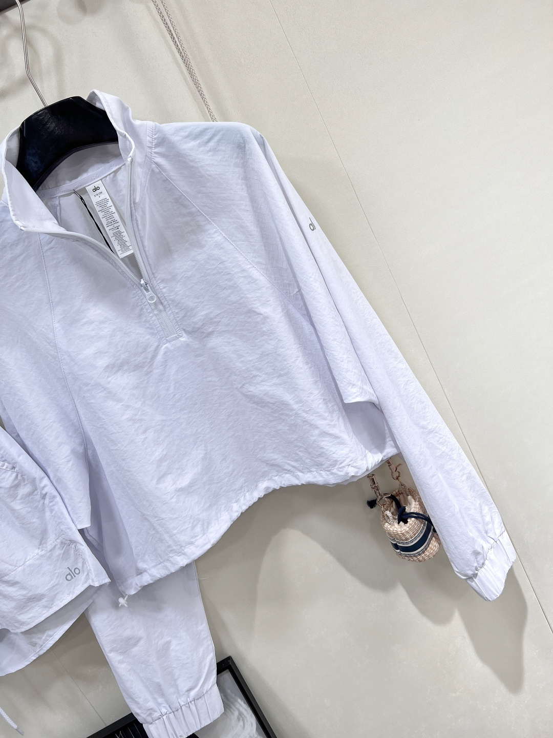 🆕alo这套防晒速干套装，把「少女感+运动感」狠狠拿捏✨✅ 半拉链立领防晒衣，轻薄透气还能抗紫外线，袖口