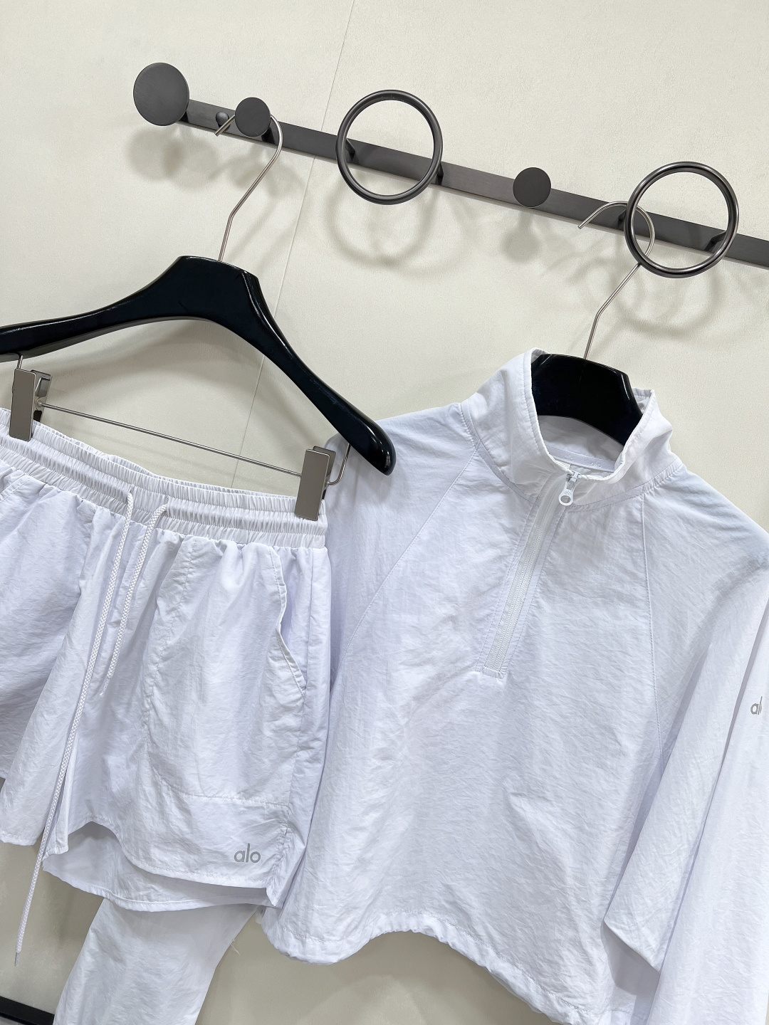 🆕alo这套防晒速干套装，把「少女感+运动感」狠狠拿捏✨✅ 半拉链立领防晒衣，轻薄透气还能抗紫外线，袖口