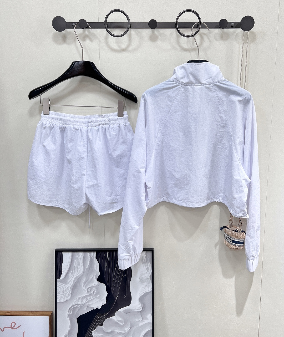 🆕alo这套防晒速干套装，把「少女感+运动感」狠狠拿捏✨✅ 半拉链立领防晒衣，轻薄透气还能抗紫外线，袖口