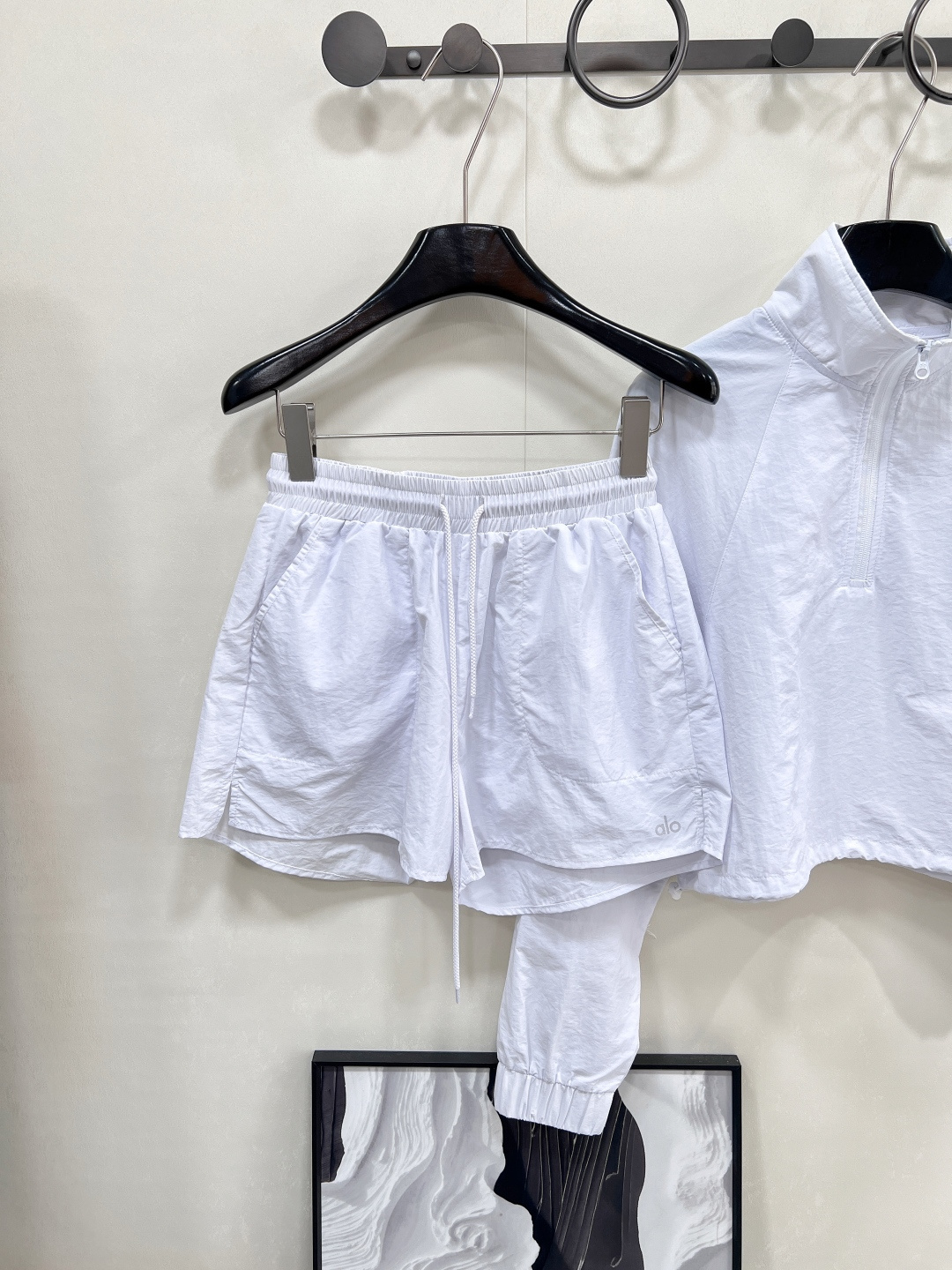 🆕alo这套防晒速干套装，把「少女感+运动感」狠狠拿捏✨✅ 半拉链立领防晒衣，轻薄透气还能抗紫外线，袖口