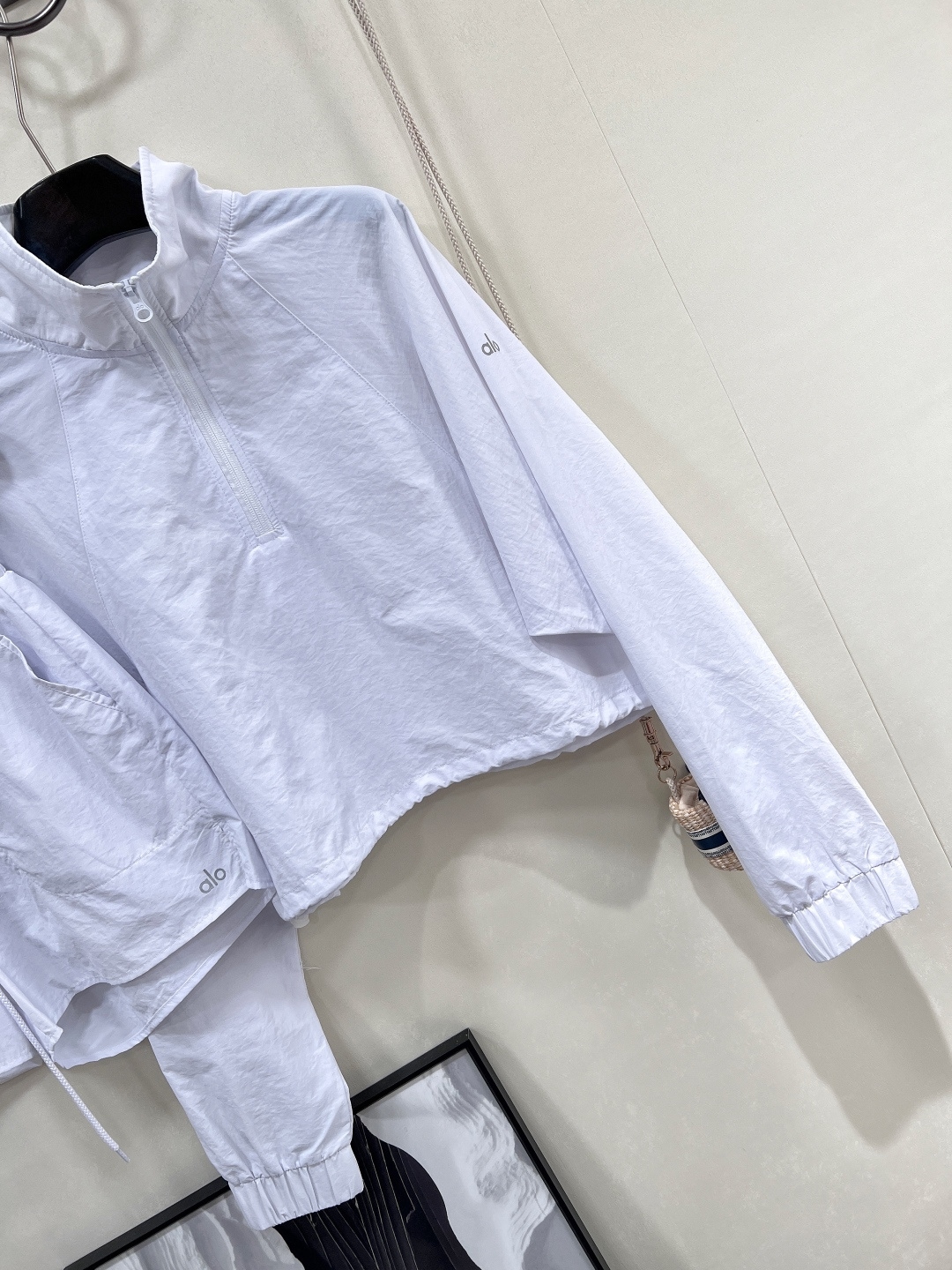 🆕alo这套防晒速干套装，把「少女感+运动感」狠狠拿捏✨✅ 半拉链立领防晒衣，轻薄透气还能抗紫外线，袖口
